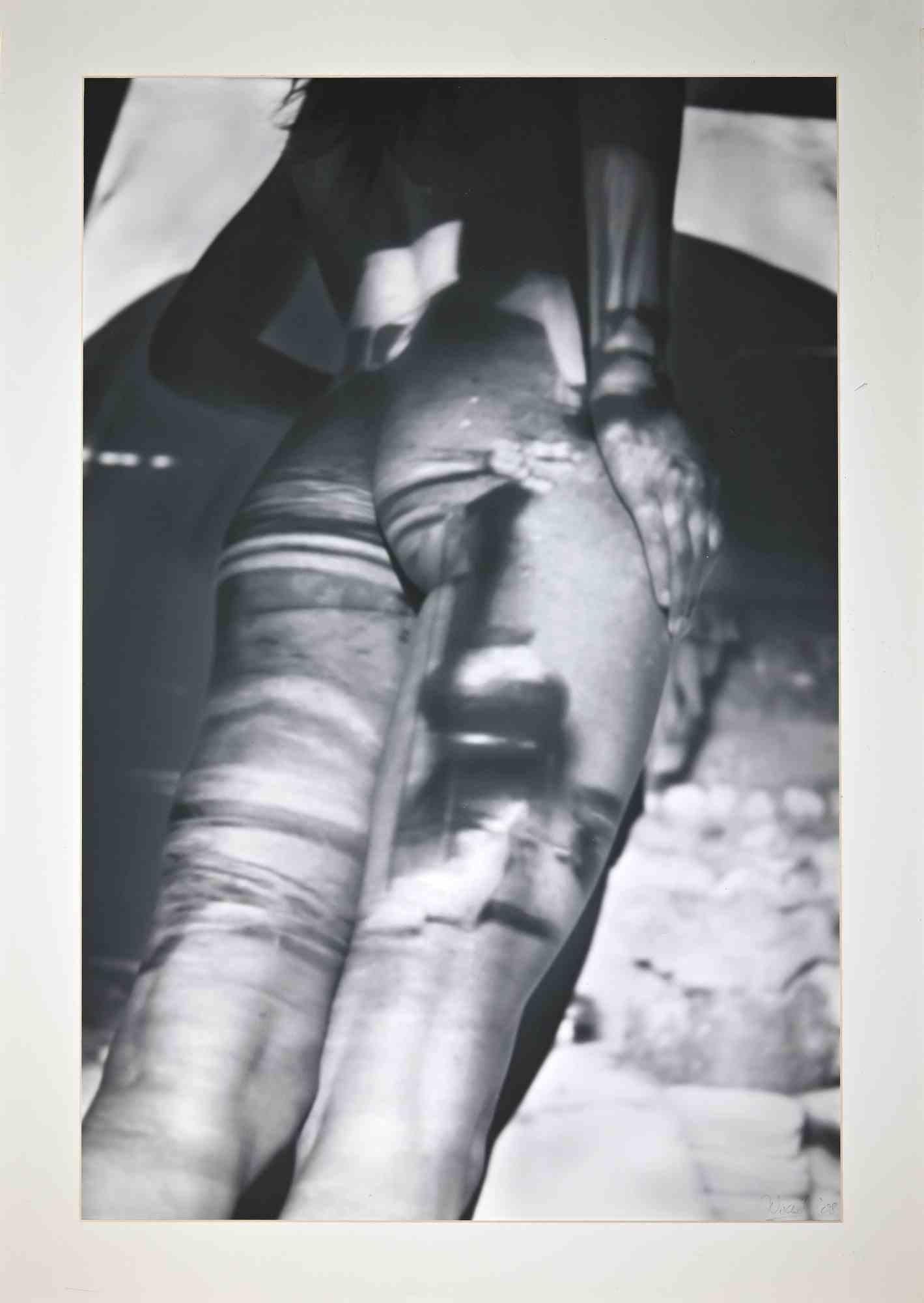 Enamored by Hatred from Beyond Eros III è una fotografia originale in bianco e nero realizzata da Nikhil Bhandari (Rajasthan, 1969).

Firmato a mano sia in basso che sul retro e intitolato, prova d'artista n. 3. 3.

Condizioni molto buone.

Incluso