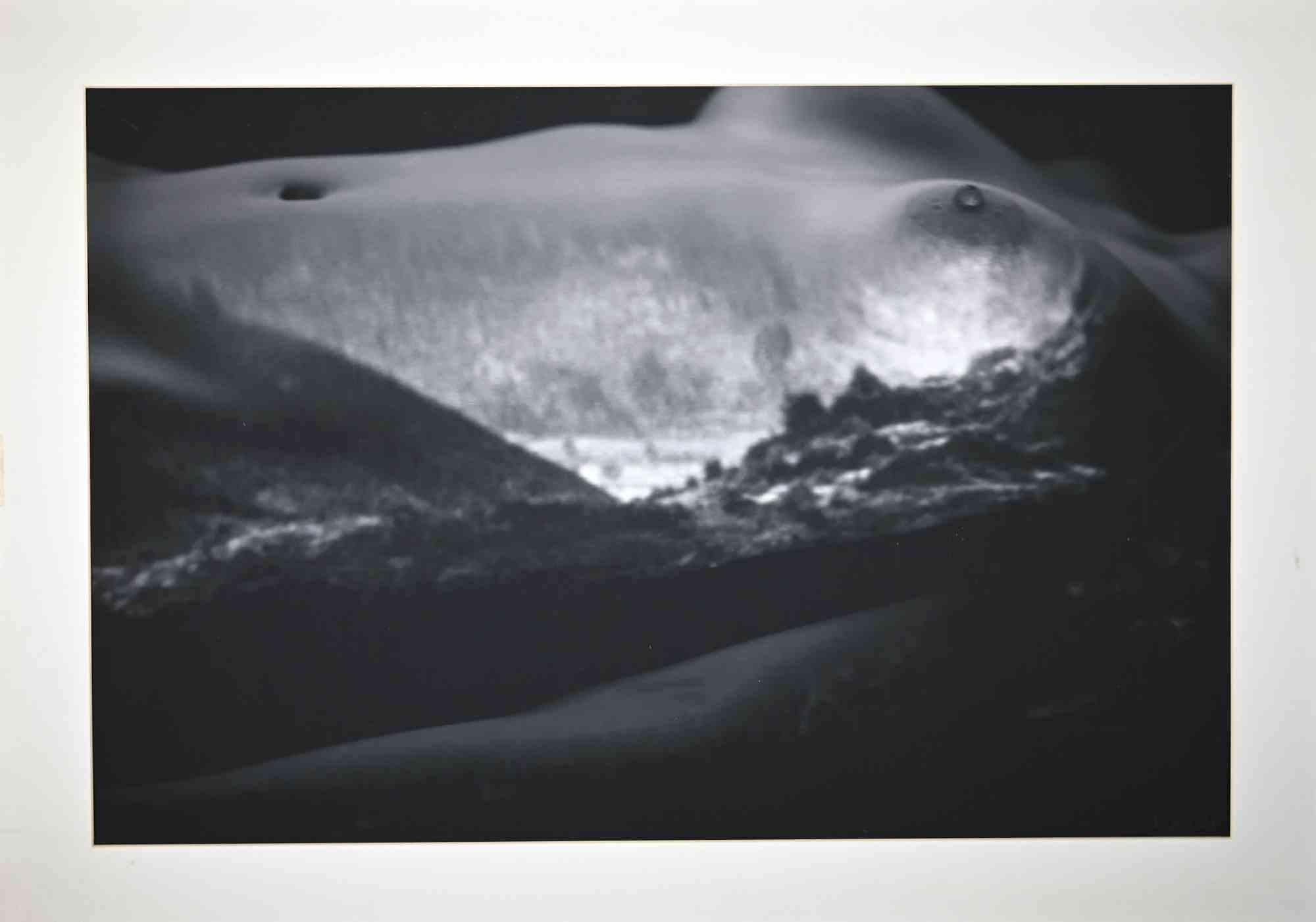 Inundated by Journey from Beyond Eros IX ist eine Original-Schwarz-Weiß-Fotografie von Nikhil Bhandari (Rajasthan, 1969).

Handsigniert und betitelt und Künstlerexemplar Nr. 3.

Enthält ein weißes Passepartout: 86 x 61 cm.

Sehr guter