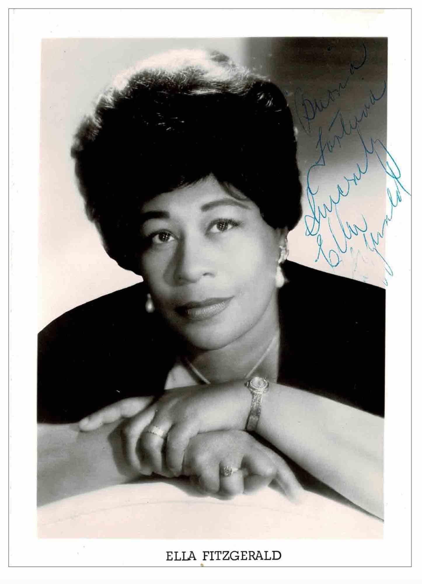 Fotografisches Porträt mit eigenhändiger Widmung der amerikanischen Jazzsängerin Ella Fitzgerald (Newport, 1917 - Beverly Hills, 1996).

In gutem Zustand. Enthält: Postkarte, die die Veröffentlichung des Albums "Clap Hands, Here Comes Charlie!"
