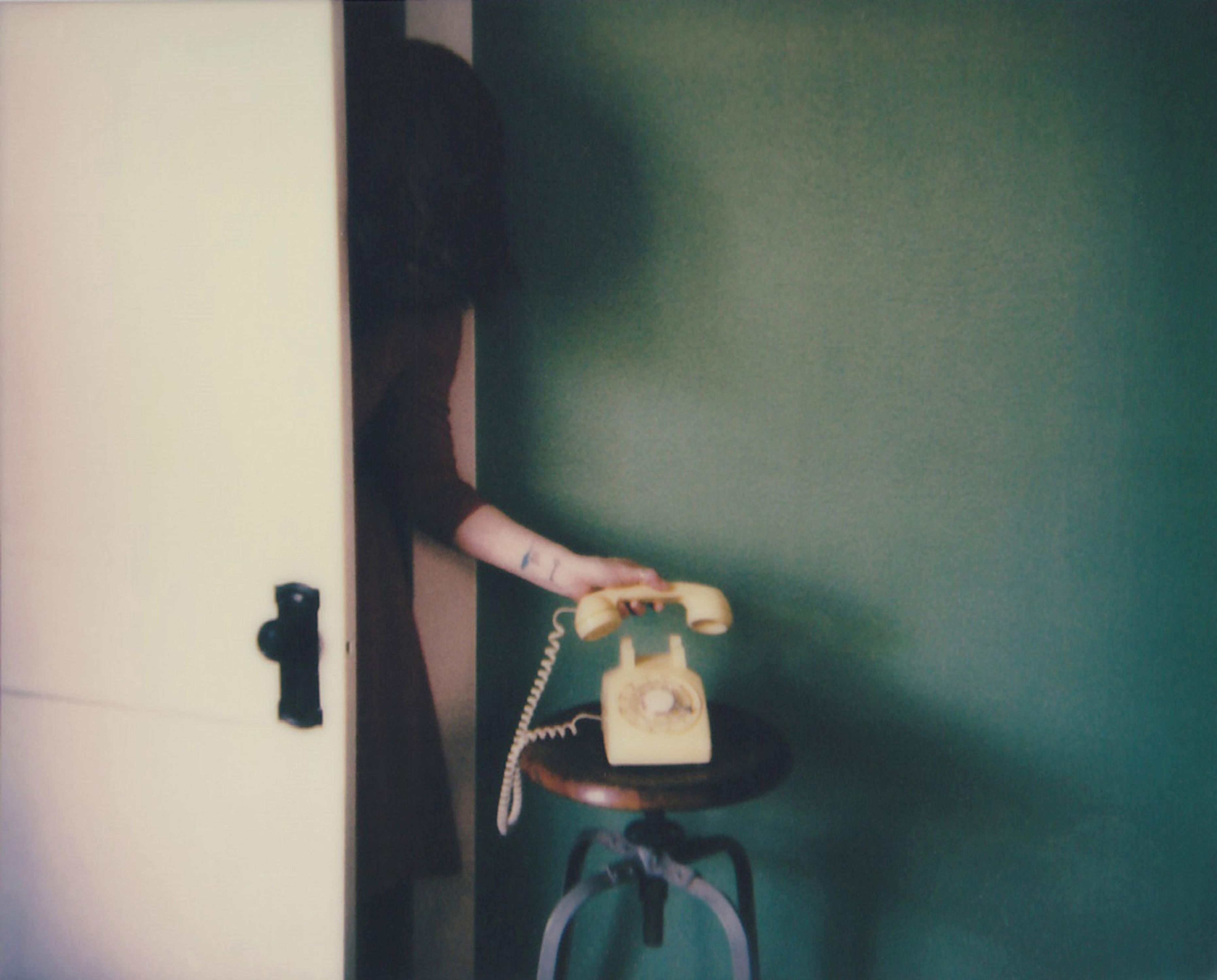 Lisa Toboz Figurative Photograph – Wrong Number - Zeitgenössisch, Frau, Polaroid, Fotografie, 21. Jahrhundert