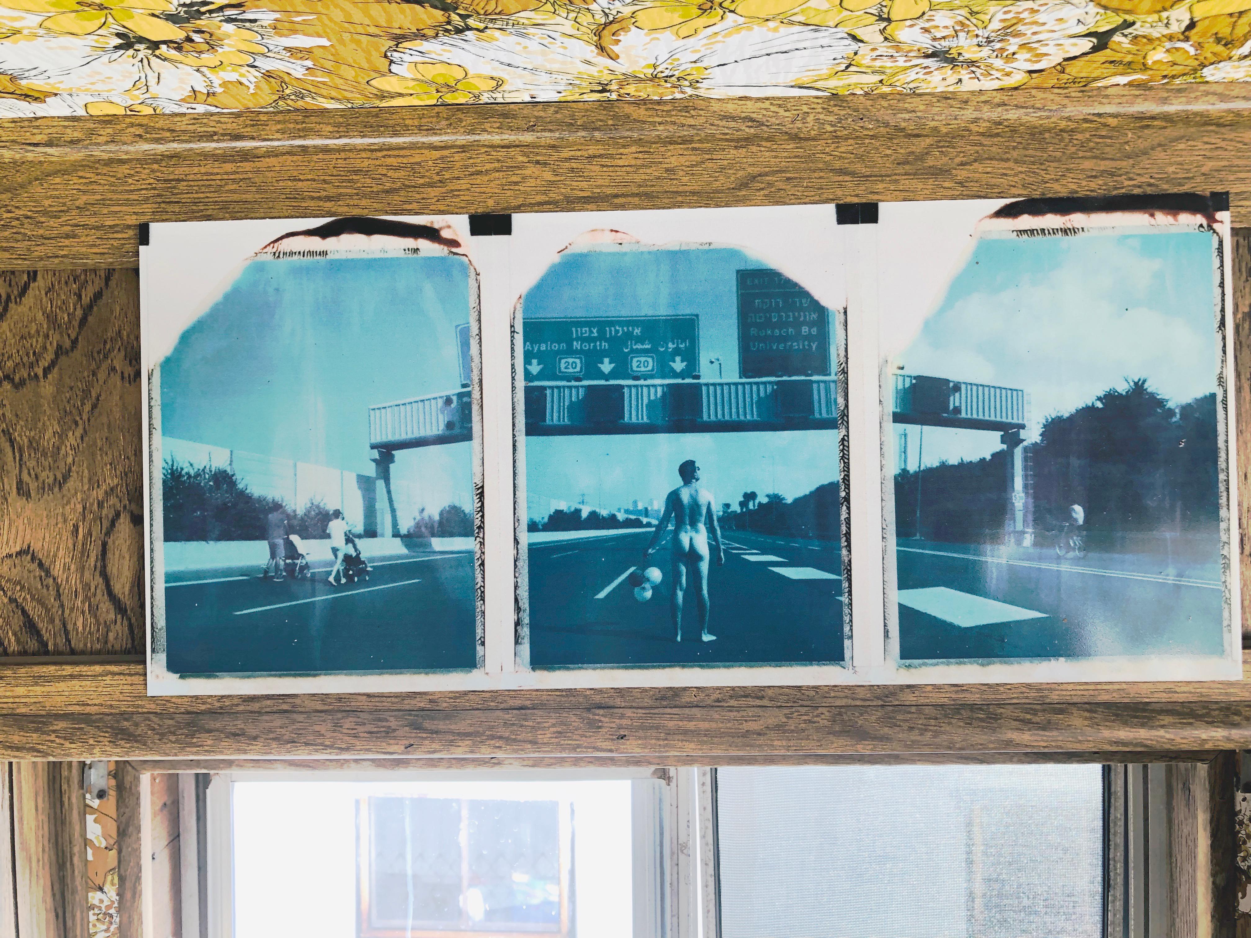 Wanderlust (Selbstporträt), 21. Jahrhundert, Zeitgenössisch, Polaroid, Blau, Highway im Angebot 4