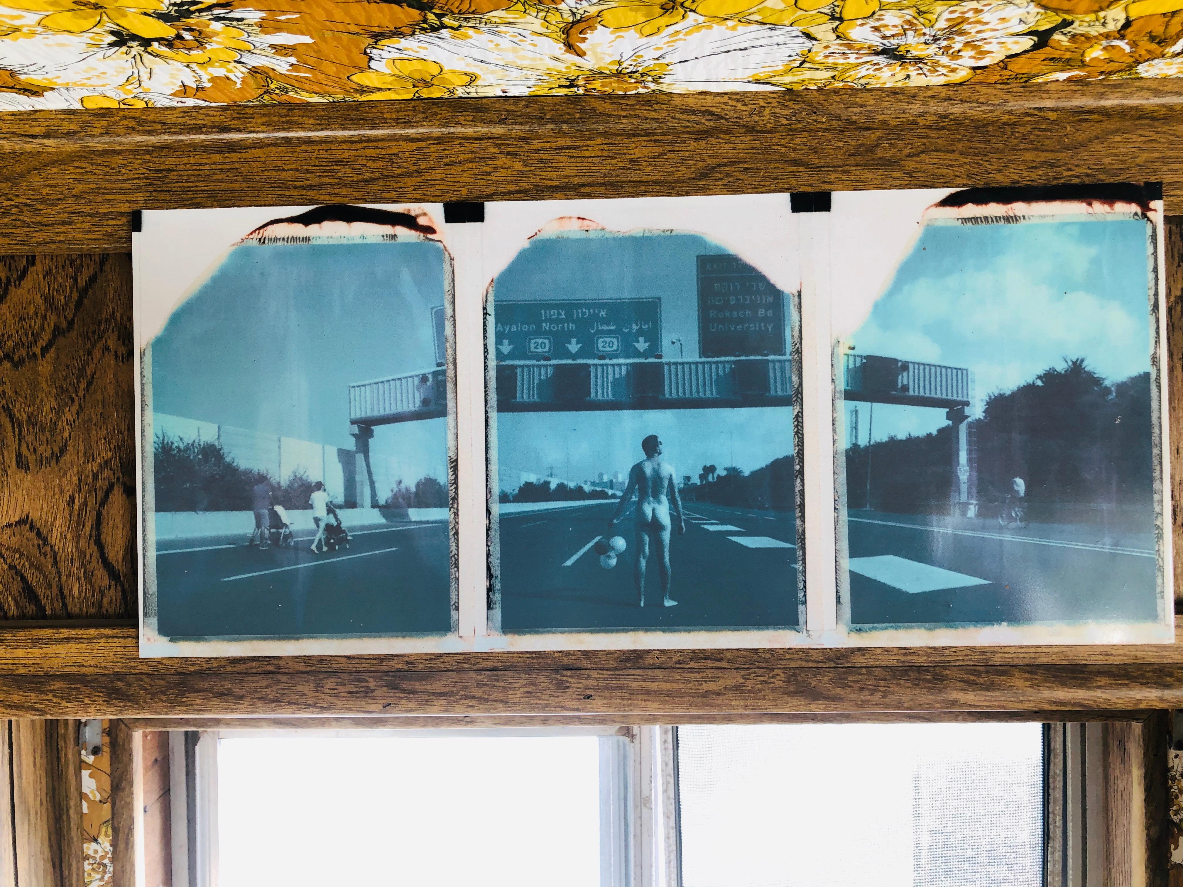 Wanderlust (Selbstporträt), 21. Jahrhundert, Zeitgenössisch, Polaroid, Blau, Highway im Angebot 3
