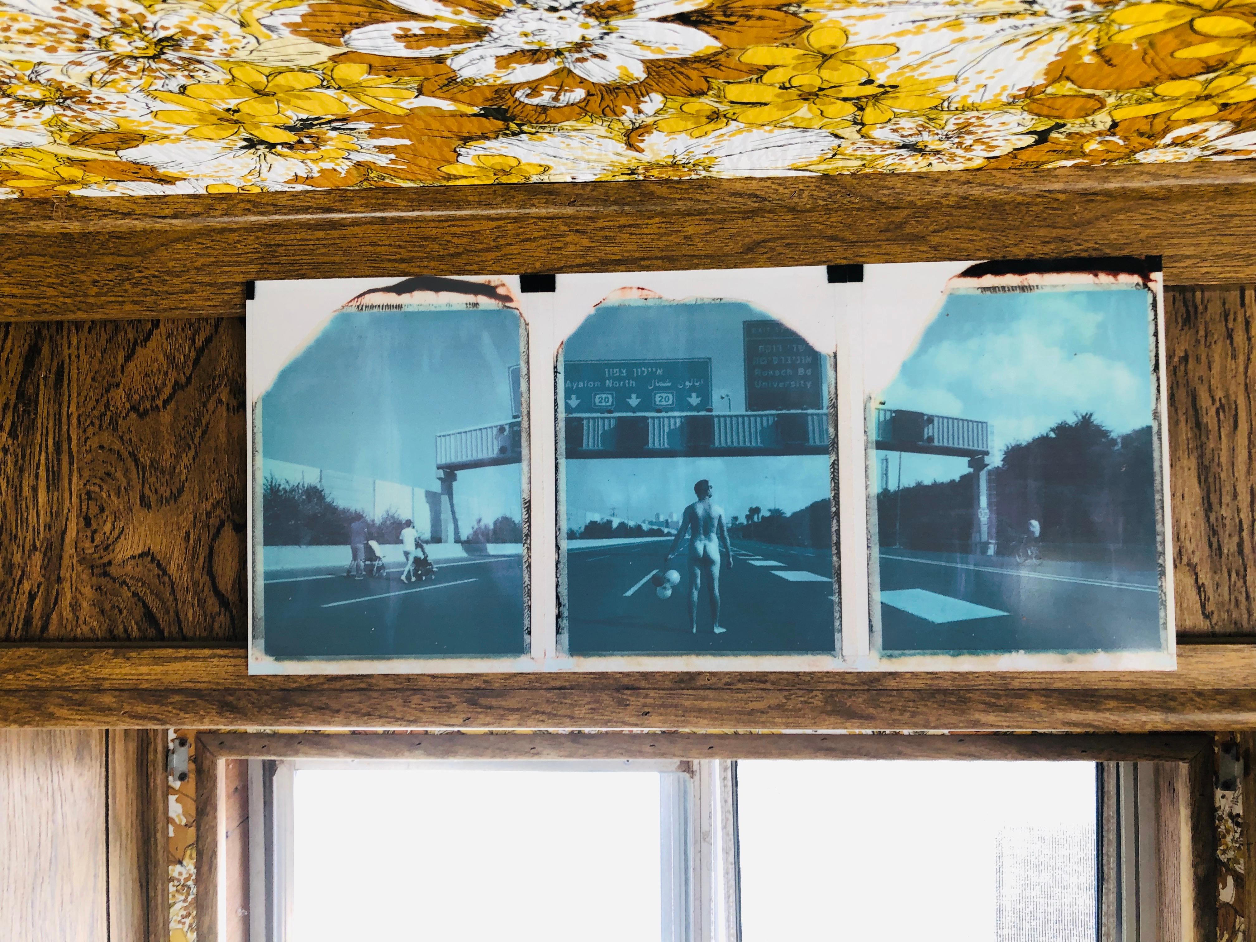 Wanderlust (Selbstporträt), 21. Jahrhundert, Zeitgenössisch, Polaroid, Blau, Highway im Angebot 2