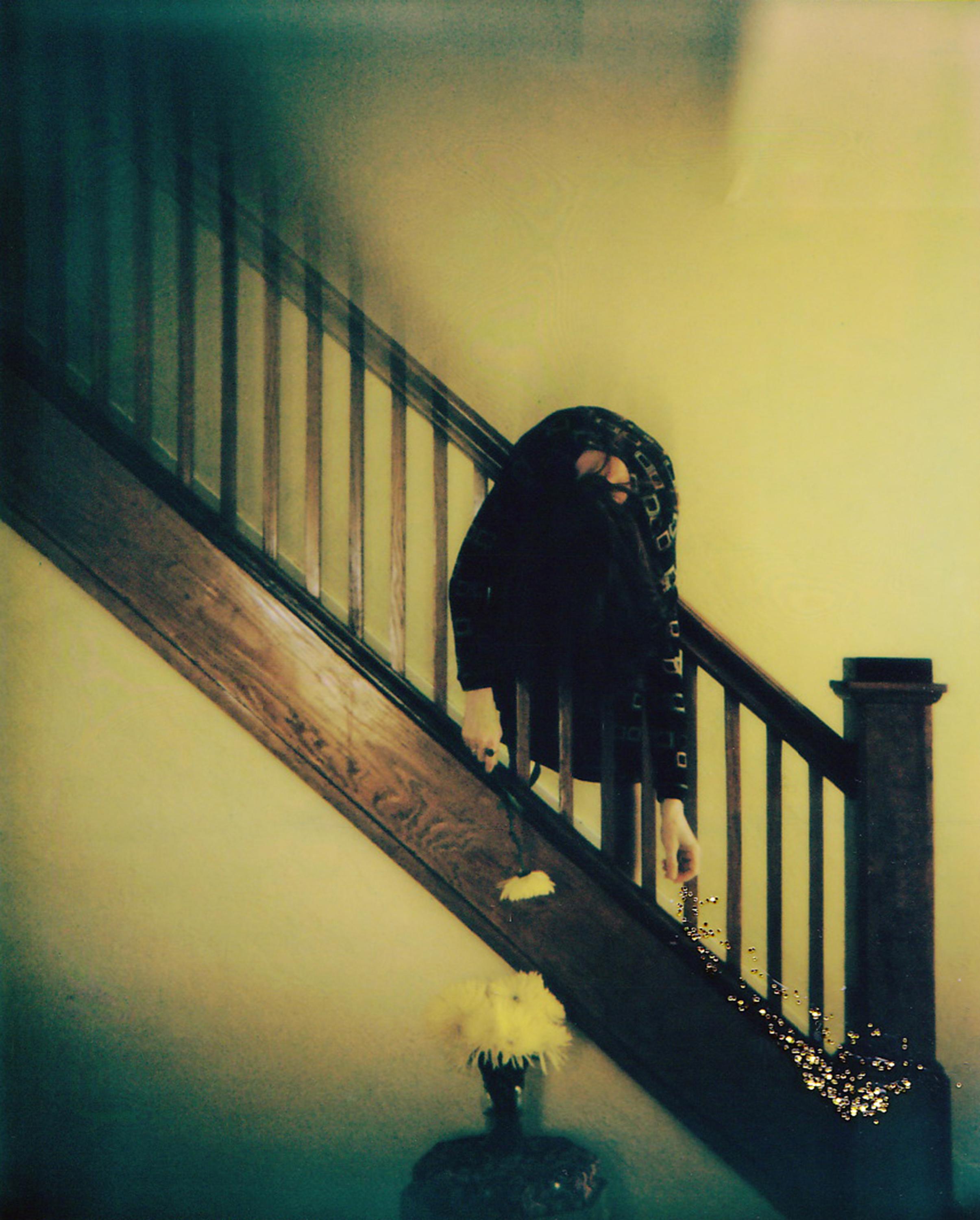 Color Photograph Lisa Toboz - Golden - Contemporain, Femme, Polaroid, Interior
