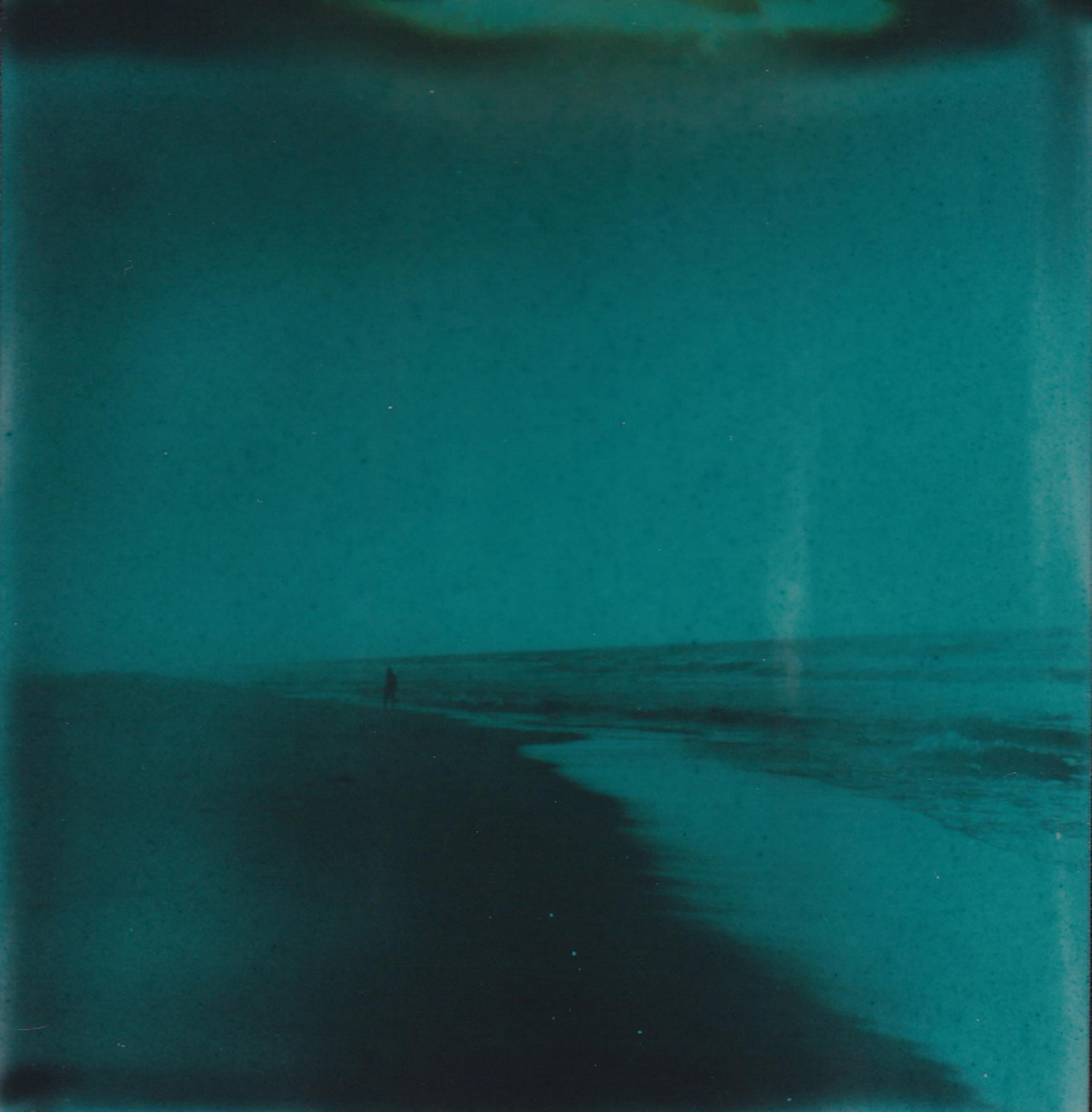 Color Photograph Lisa Toboz - Miles from Home - Contemporain, Femme, Polaroid, Photographie, Paysage, Couleur
