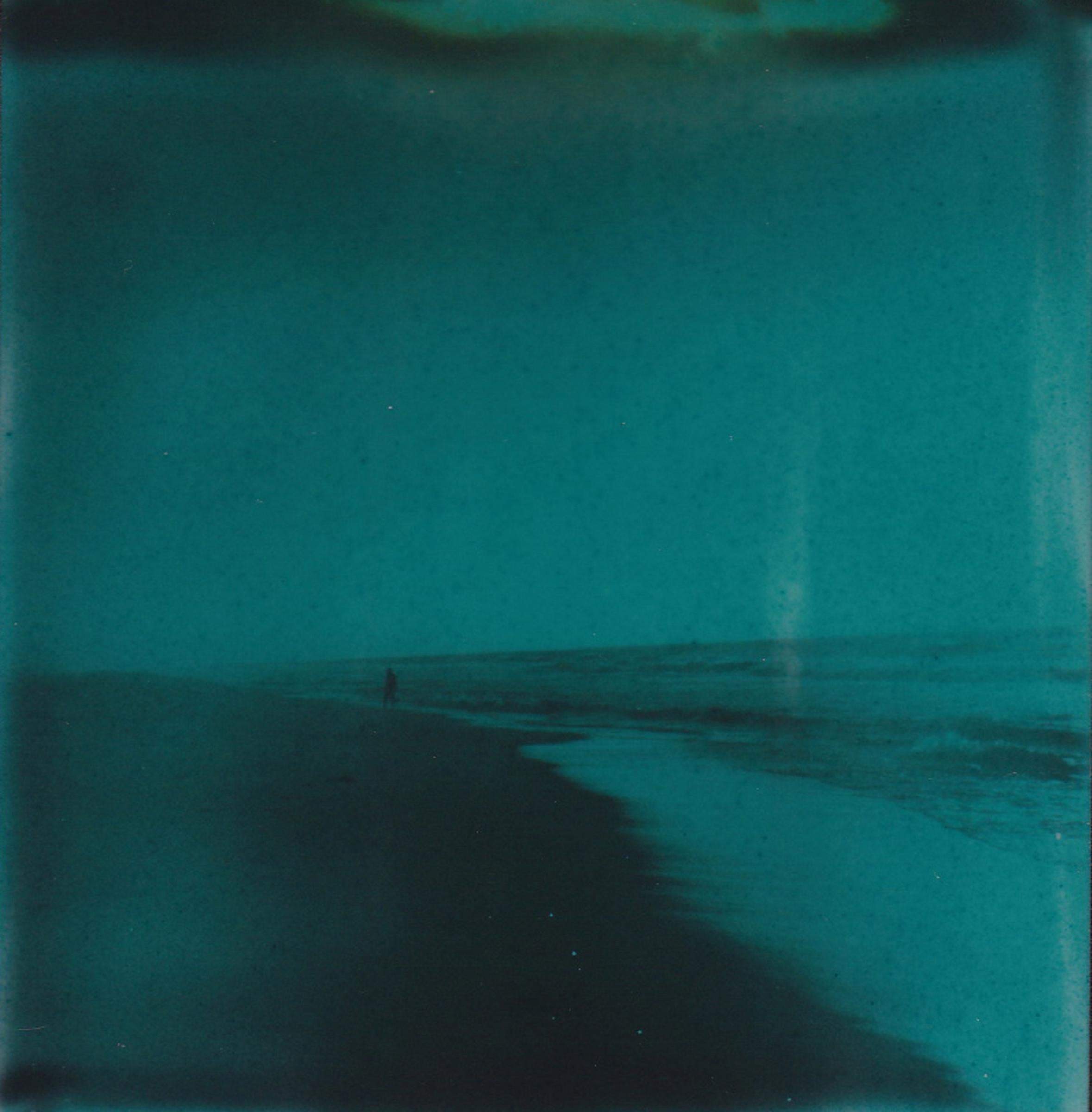 Miles from Home - Zeitgenössisch, Frau, Polaroid, Fotografie, Landschaft, Farbe