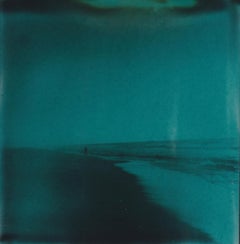 Miles from Home - Zeitgenössisch, Frau, Polaroid, Fotografie, Landschaft, Farbe
