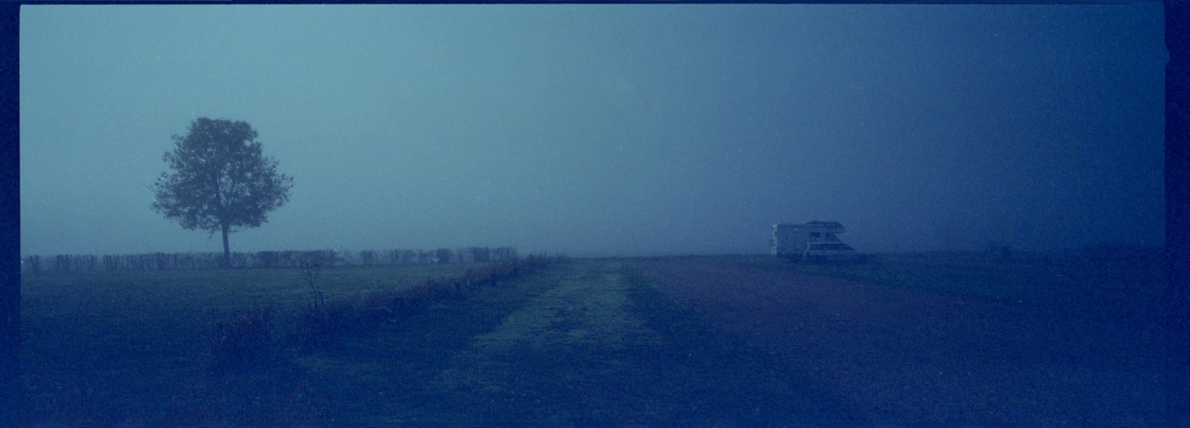 Farewell  - Zeitgenössisch, Analog, Fotografie, Landschaft, Blau