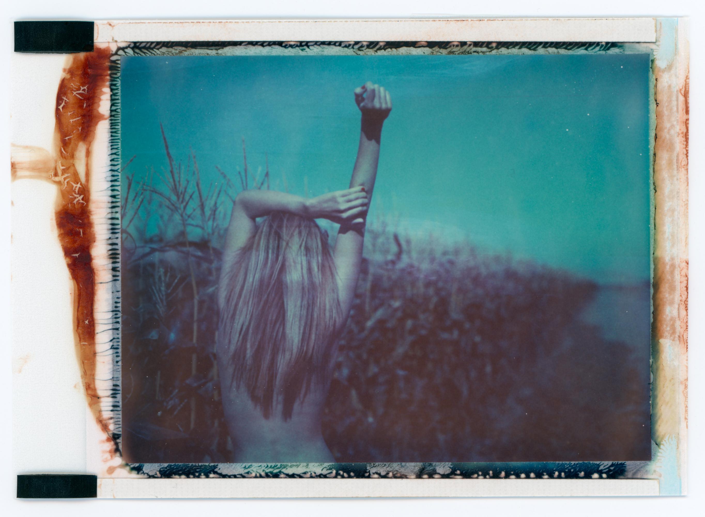 Ariel Shelleg Color Photograph – LET ME TAKE YOU DOWN, CAUSE I'M GOING TO - Zeitgenössisch, Polaroid, 21. Jahrhundert