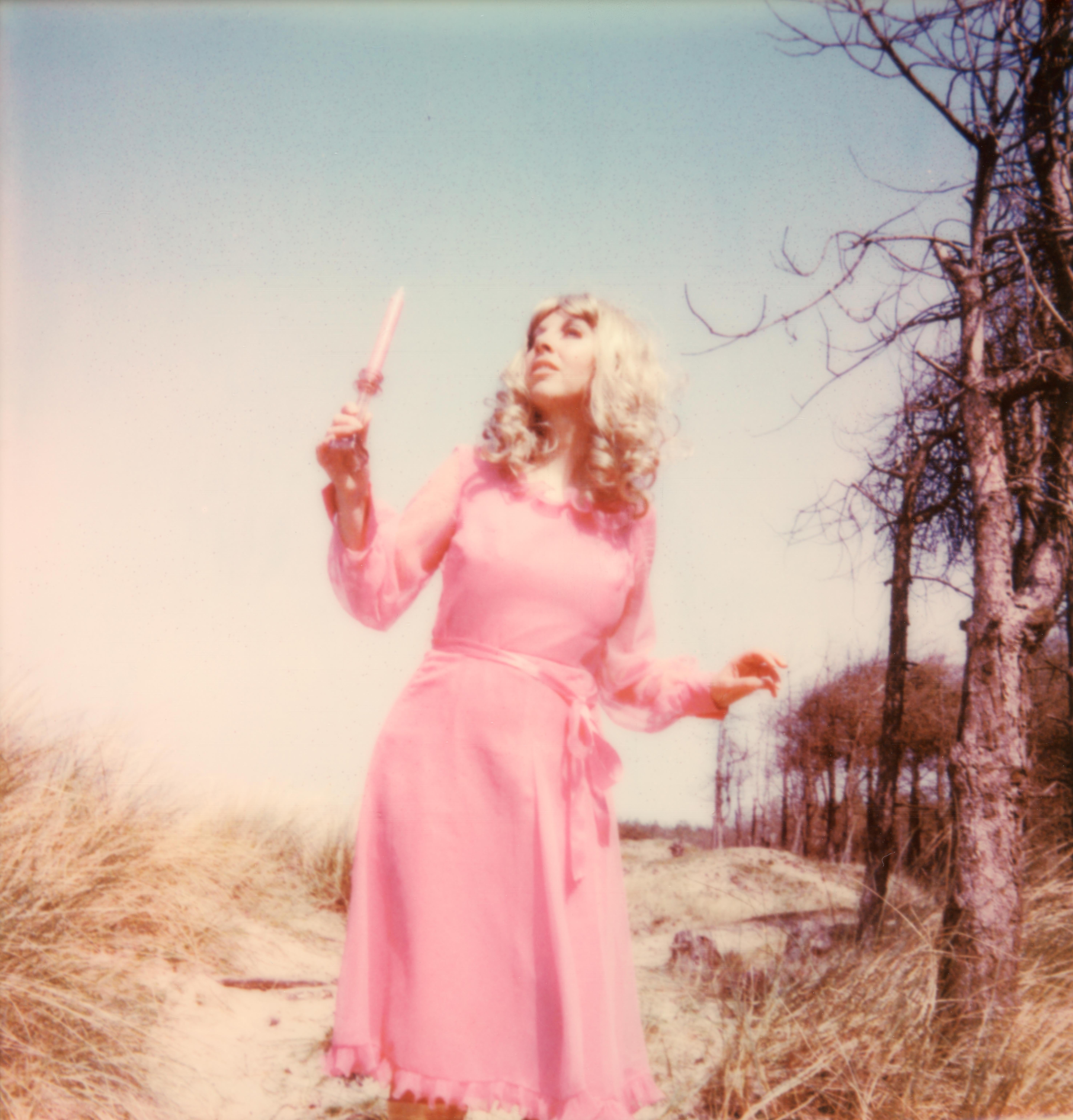 Clare Marie Bailey Color Photograph – Never Talk to Strangers - Zeitgenössisch, Polaroid, figurativ,