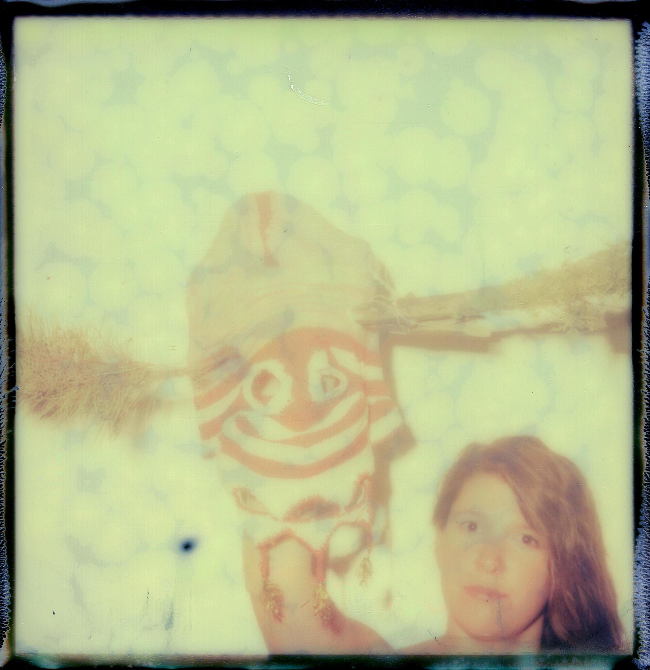 Máscara - Contemporáneo, Conceptual, Polaroid, Siglo XXI, Retrato, Color - Portrait Photograph Beige de Urizen Freaza