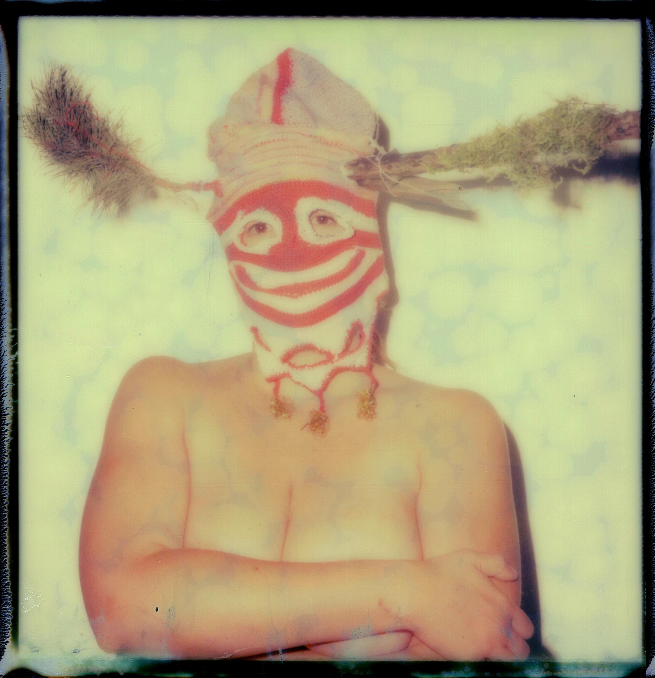 Masque contemporain, conceptuel, Polaroid, 21e siècle, portrait, couleur - Photograph de Urizen Freaza