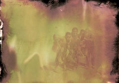 Kids spielen Fußball – Zeitgenössisch, Konzeptionell, Polaroid, 21. Jahrhundert