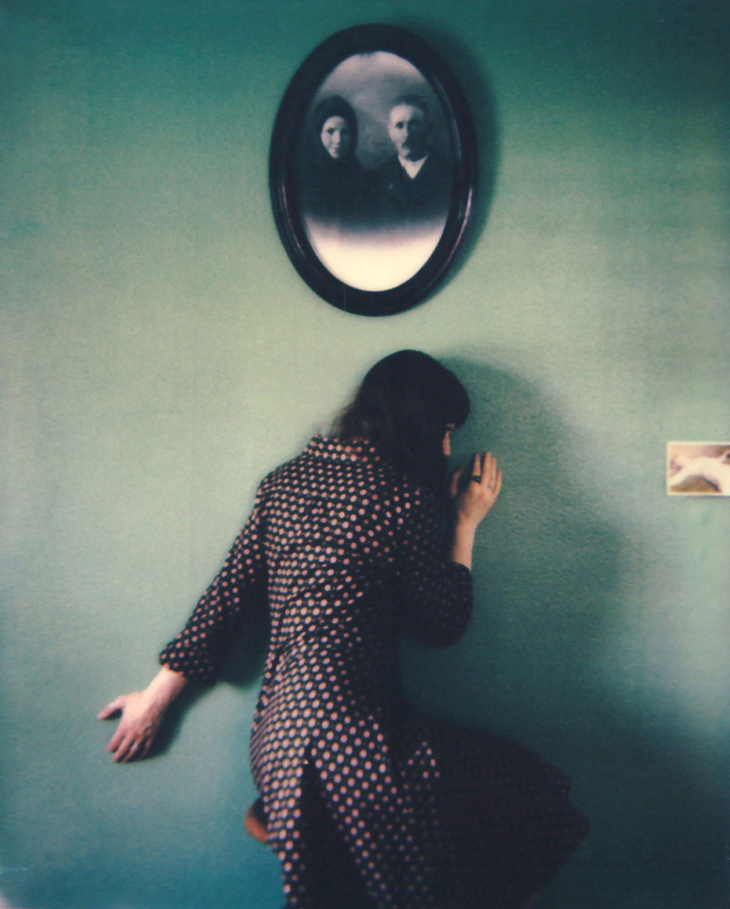 Unbenannt  (Dwell Series)- Contemporary, Frau, Polaroid, Interieur, 21. Jahrhundert