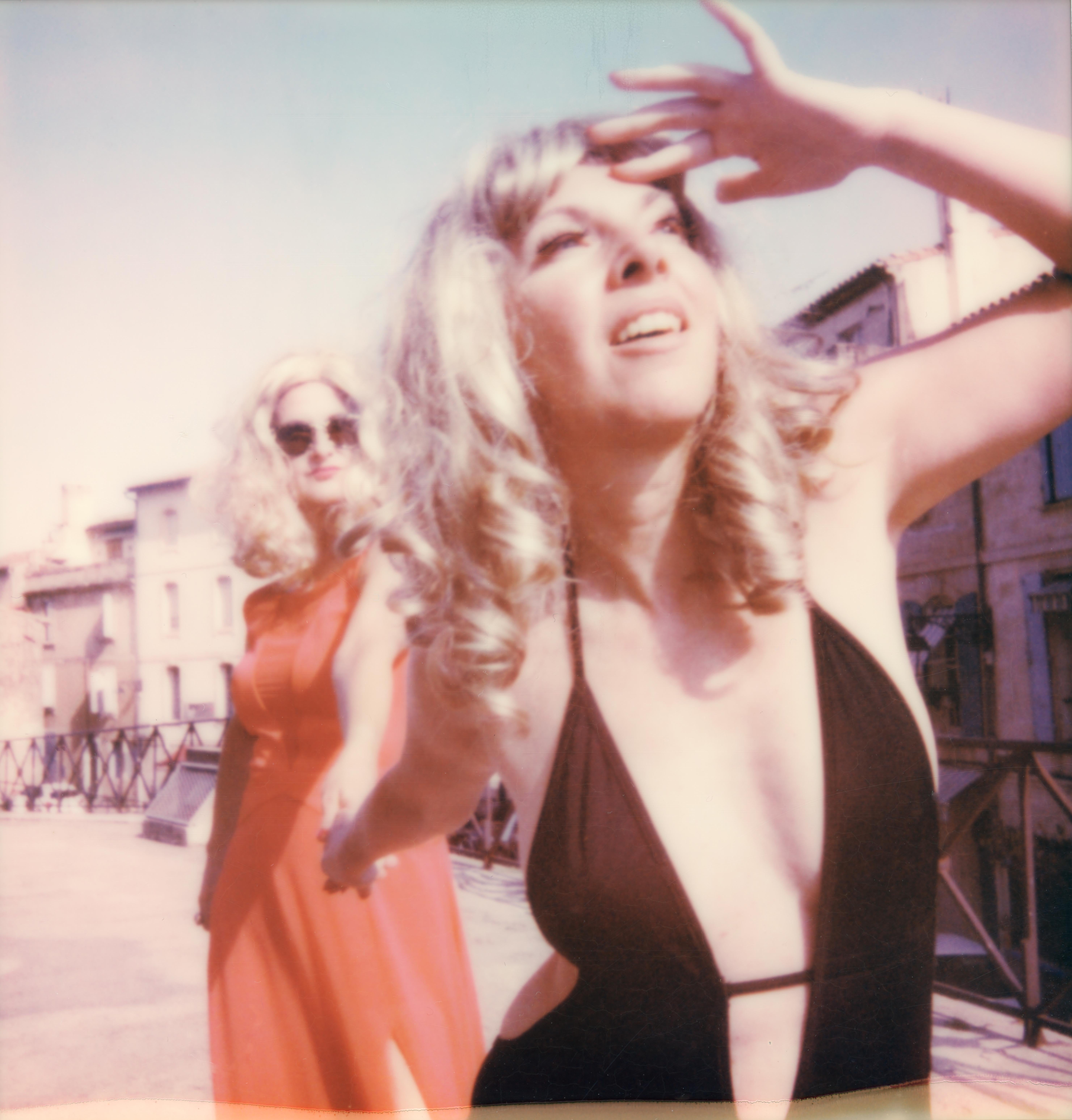 Clare Marie Bailey Color Photograph – La Malla II - Zeitgenössisch, Polaroid, Fotografie, figürlich, Porträt