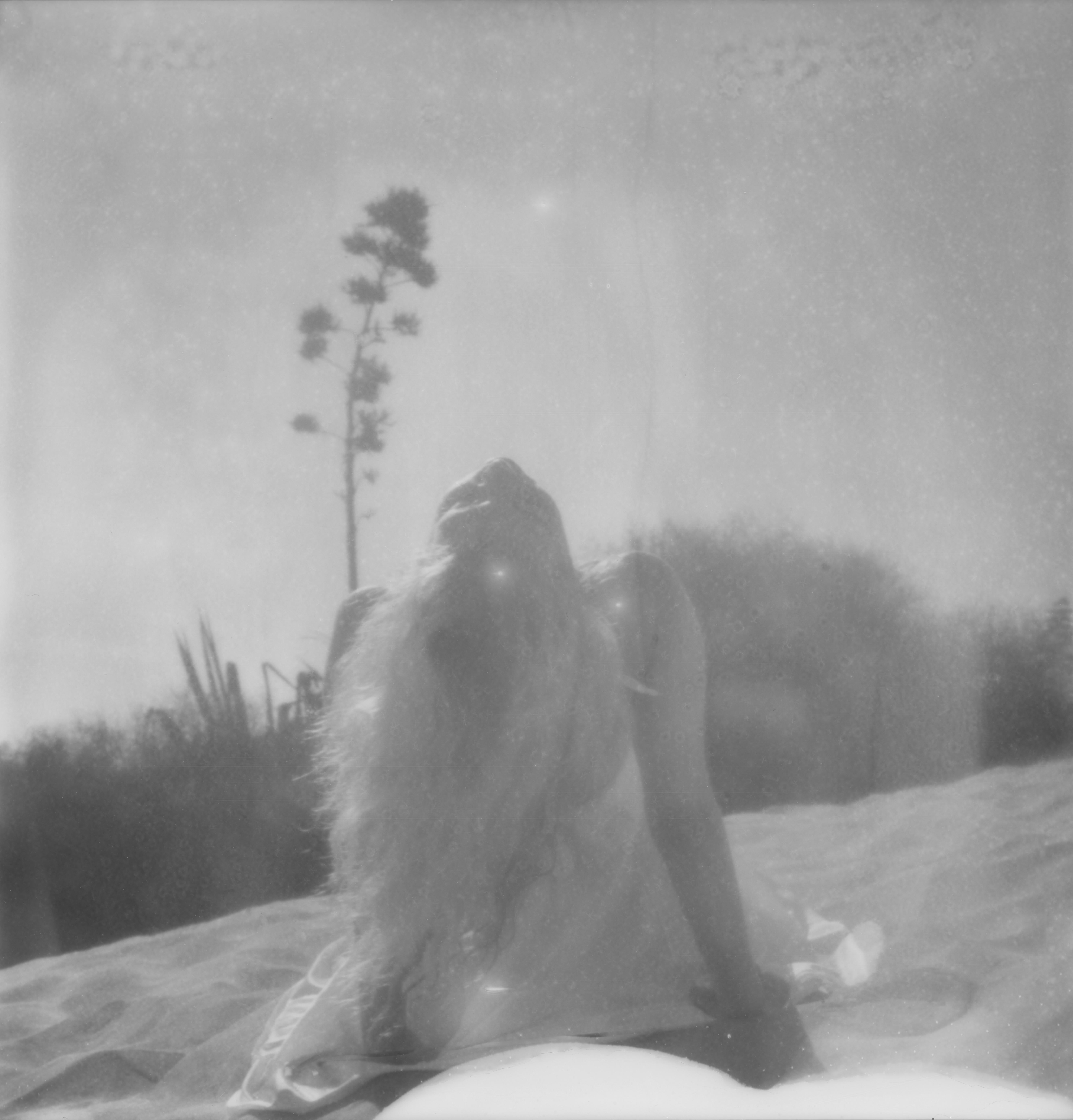 Clare Marie Bailey Black and White Photograph – Mirage - Zeitgenössisch, Polaroid, Fotografie, figürlich, Porträt