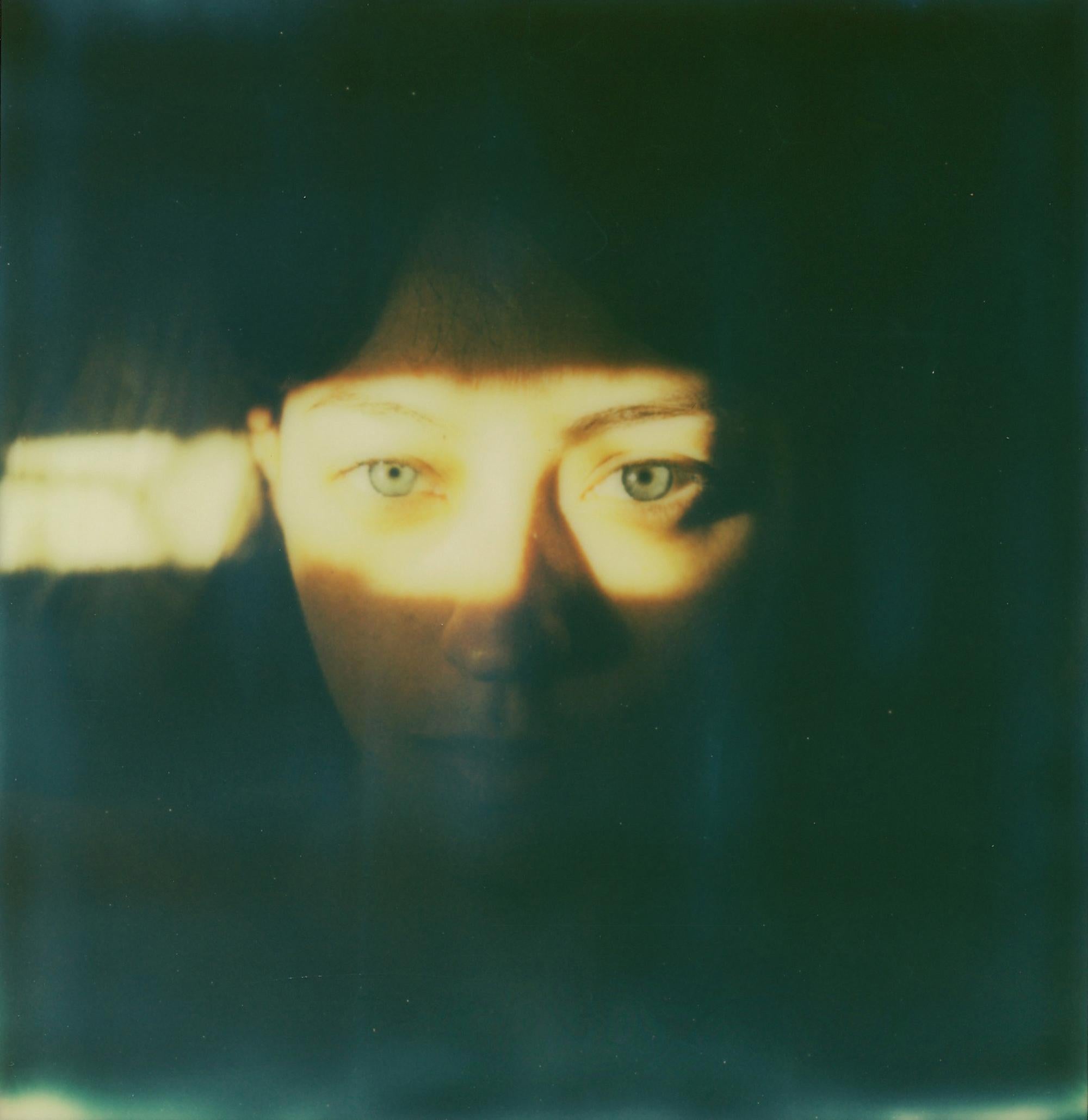 Leanne Surfleet Color Photograph – Self-Porträt – montiert, zeitgenössisch, Polaroid, Farbe, Porträt