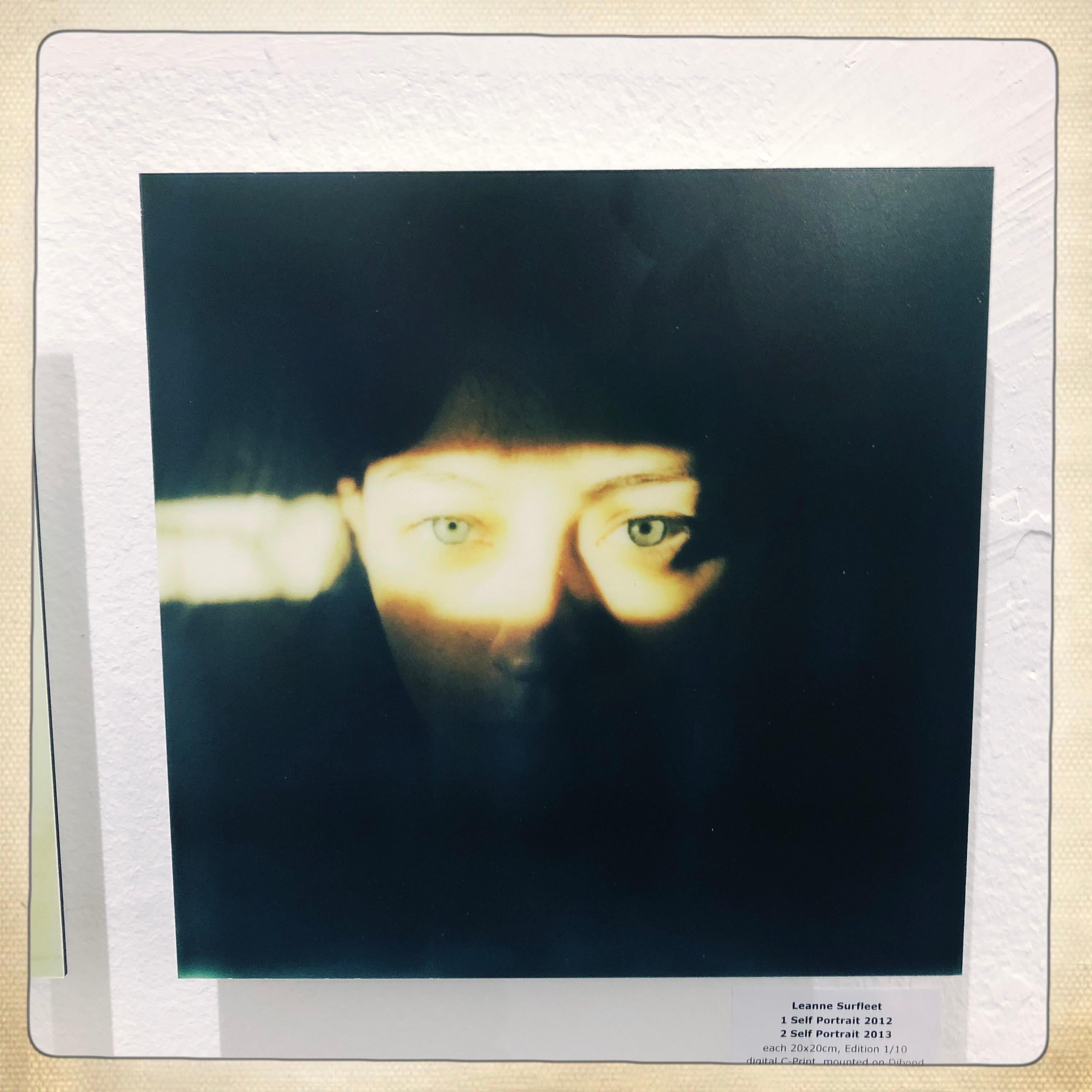 Self-Porträt – montiert, zeitgenössisch, Polaroid, Farbe, Porträt – Photograph von Leanne Surfleet