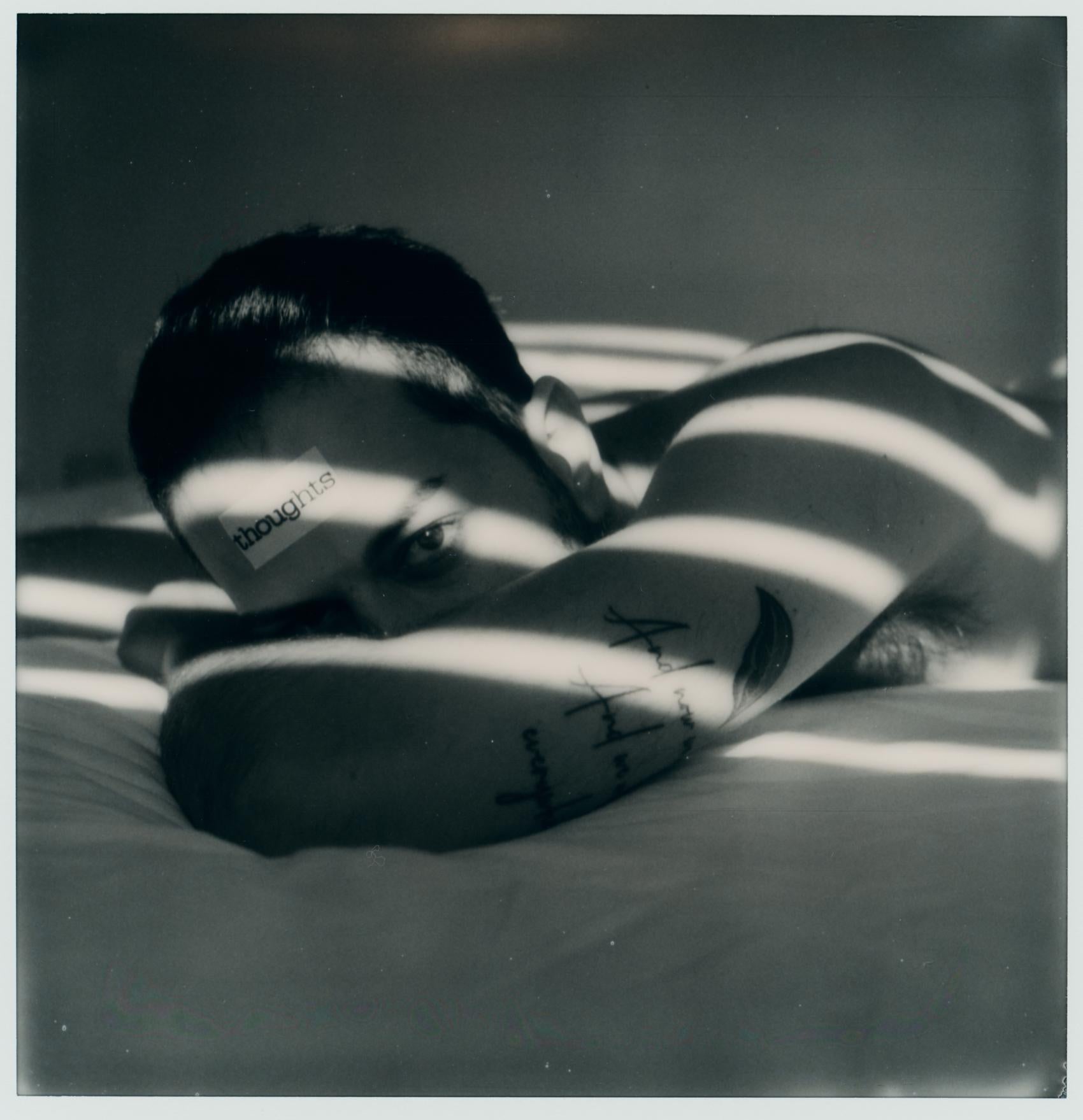 Color Photograph di Ariel Shelleg - Mani pigre e menti occupate - RITRATTO DI SÉ - Contemporaneo, Polaroid, Uomo
