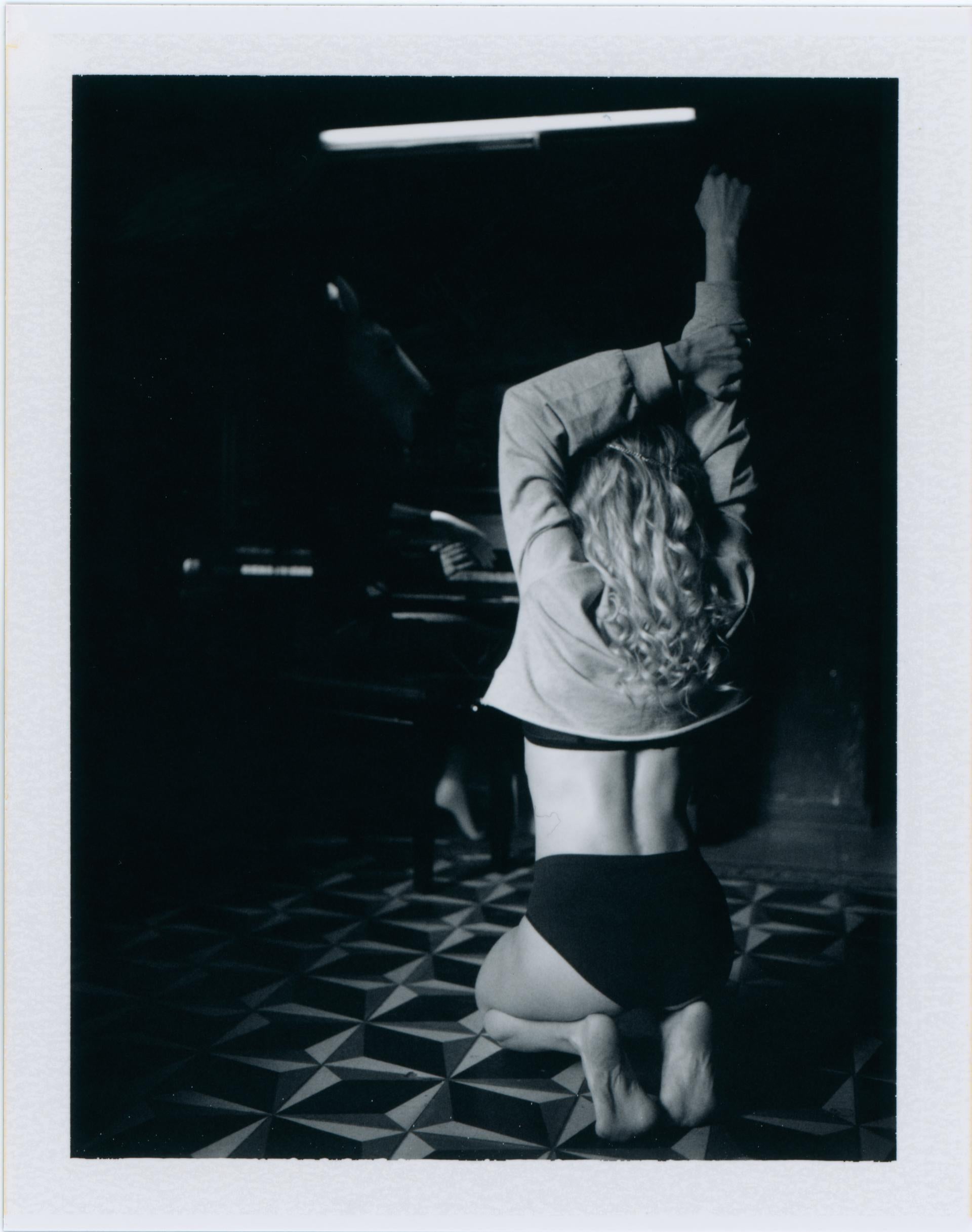 Dance me to the End of Love Serie - Zeitgenössisch, Polaroid, 21. Jahrhundert, Nackt