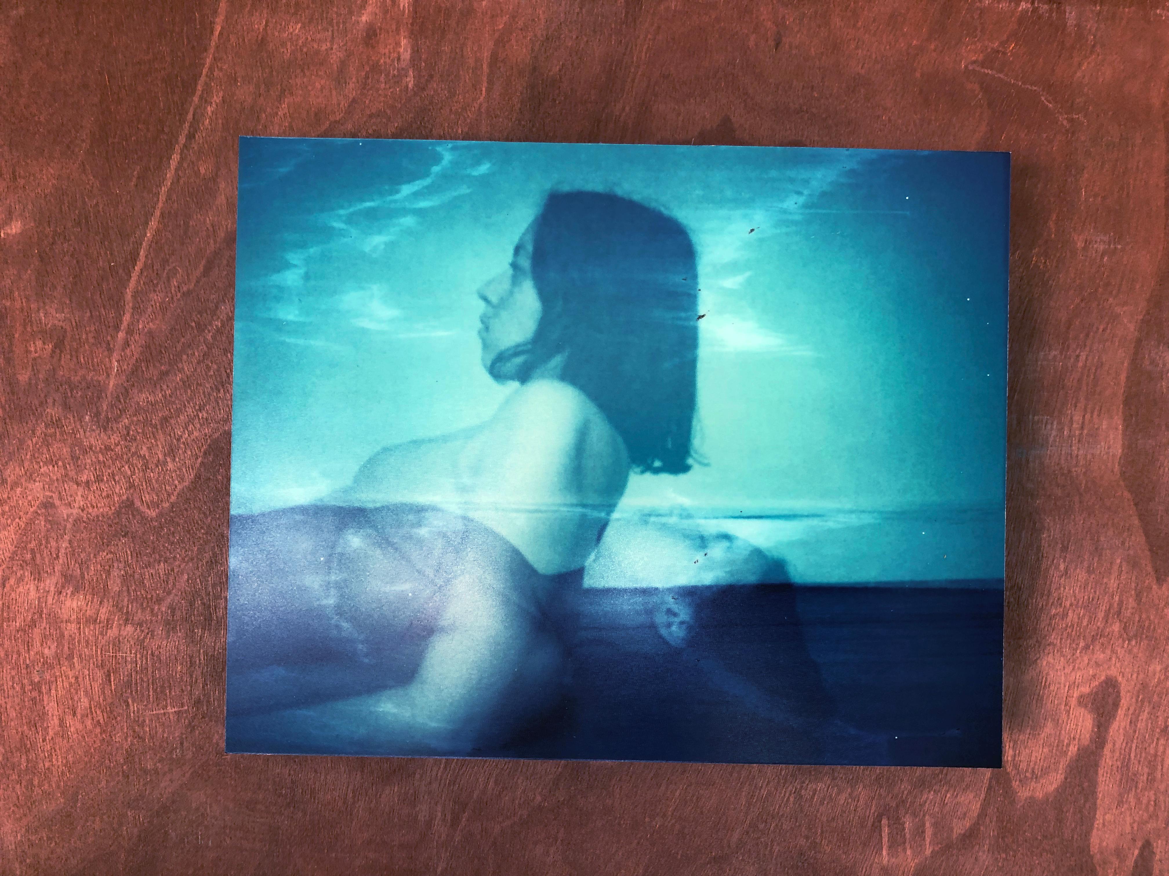 Anxiété de Sleep Anxiety - Monté, contemporain, Polaroid, couleur, portrait - Photograph de Leanne Surfleet