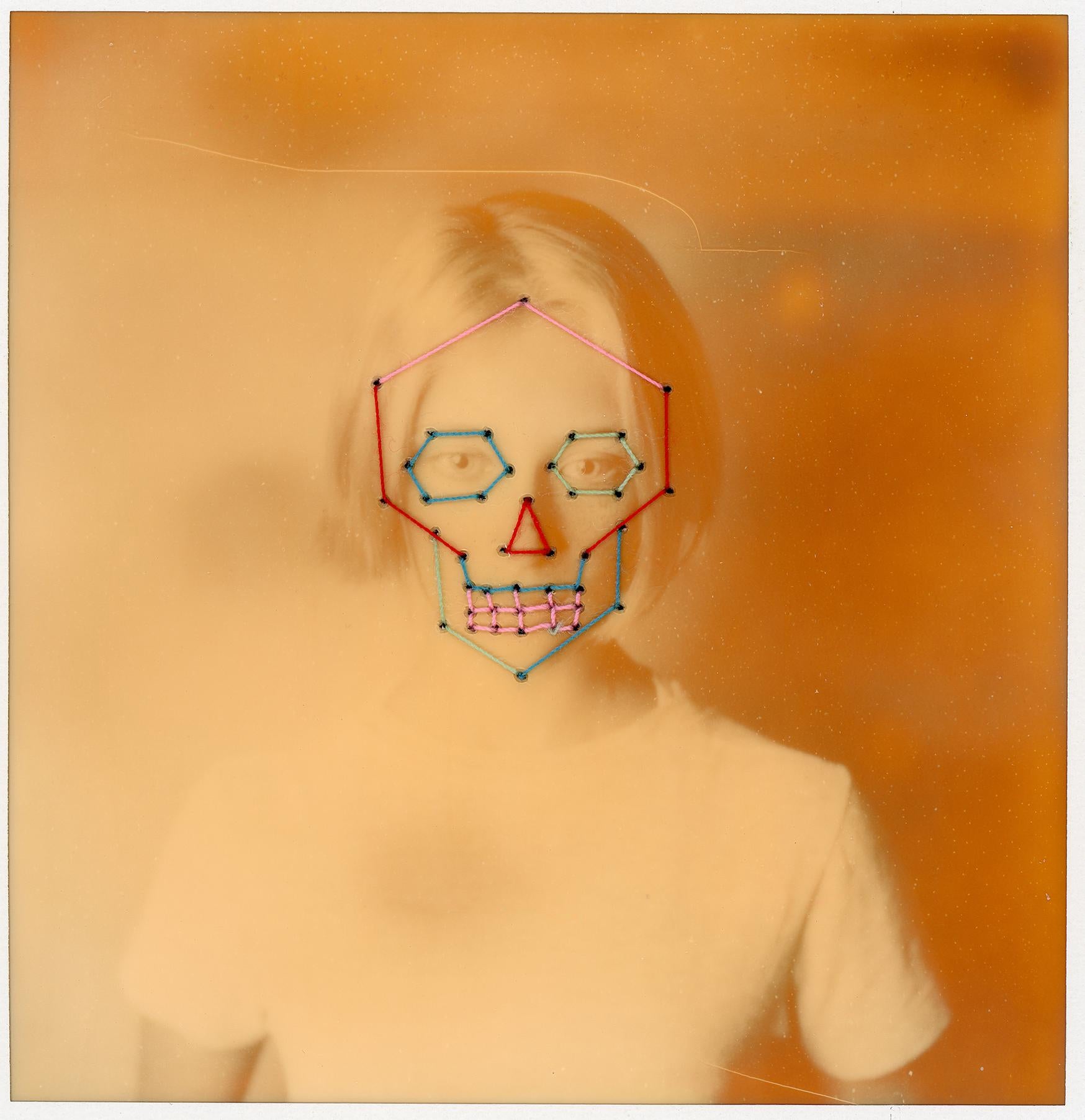 Urizen Freaza Portrait Photograph – Tempus Fugit – Zeitgenössisch, Konzeptionell, Polaroid, 21. Jahrhundert, Farbe, Porträt