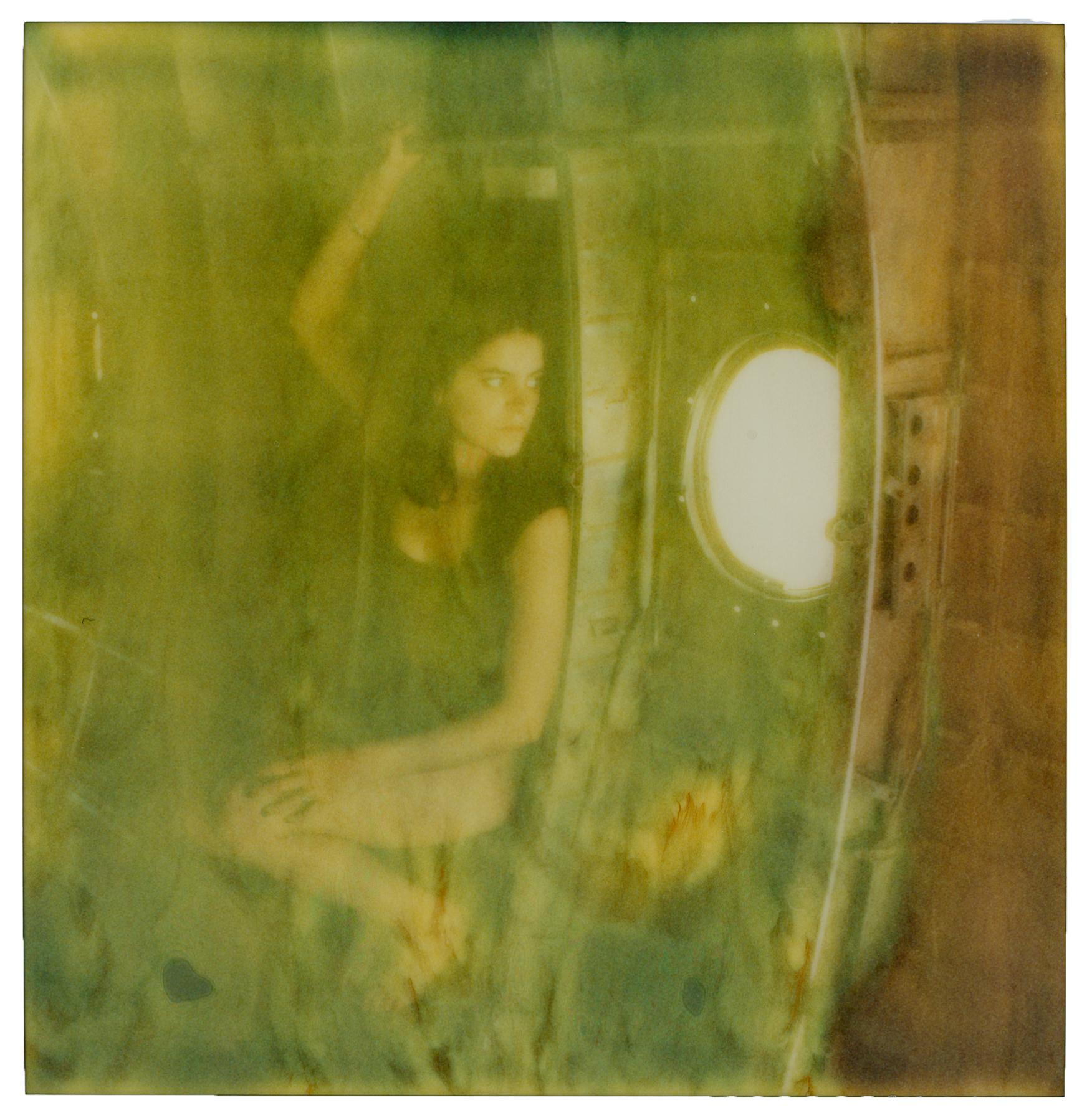 Portrait Photograph Ariel Shelleg - Supprimer avant vol - 21e siècle, contemporain, Polaroid