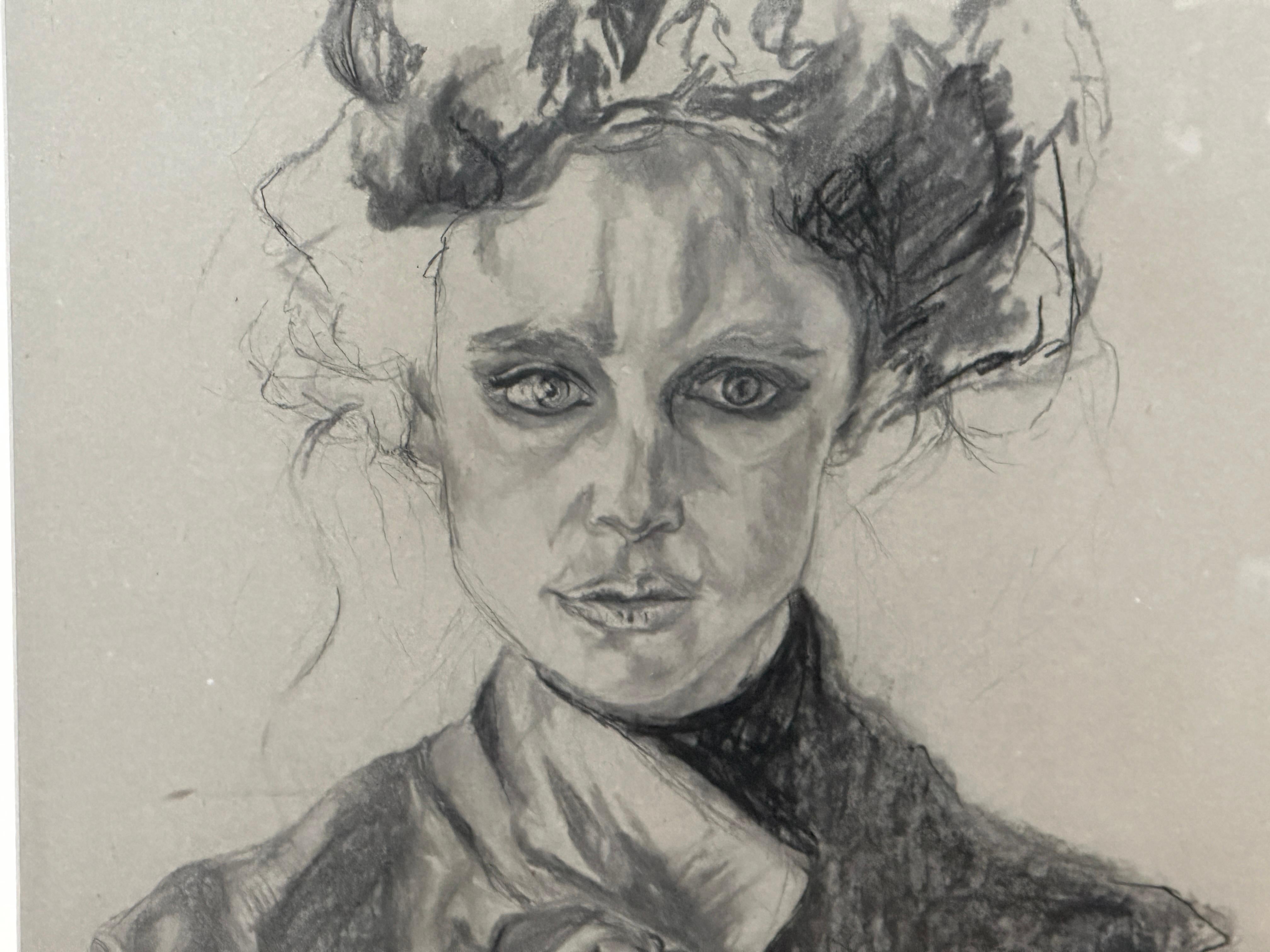 Zeichenkohlefarbene Porträtzeichnung einer Frau in Periodenoutfit (Expressionismus), Art, von Unknown