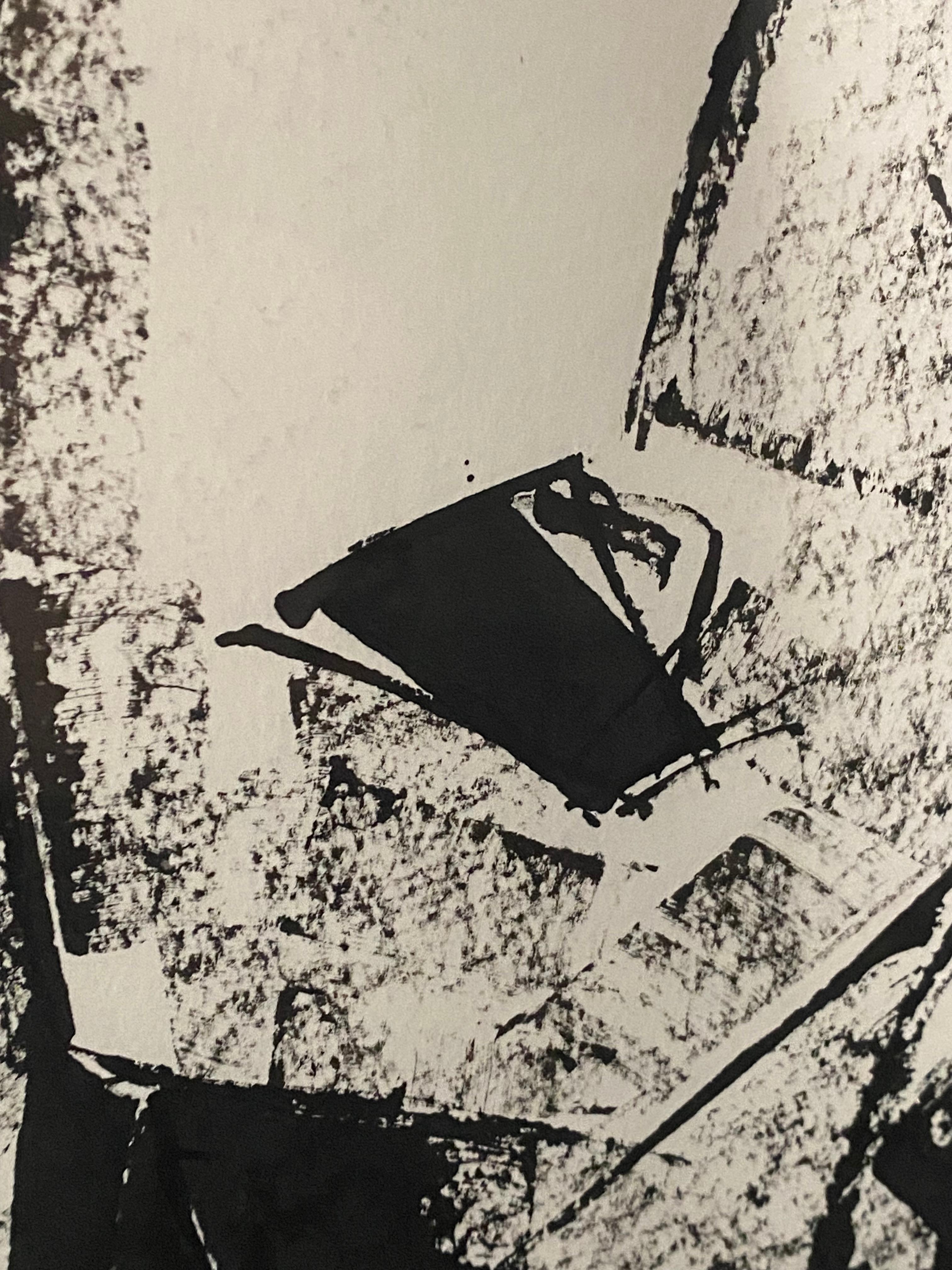 Procedente de Lieja y Bruselas, con formación en la Academia de Bellas Artes, Leon Collard pintó esta mujer sobre papel hecho a mano con acrílico. Utilizando el espacio negativo, León capta la mirada del espectador añadiendo distintos pesos a cada