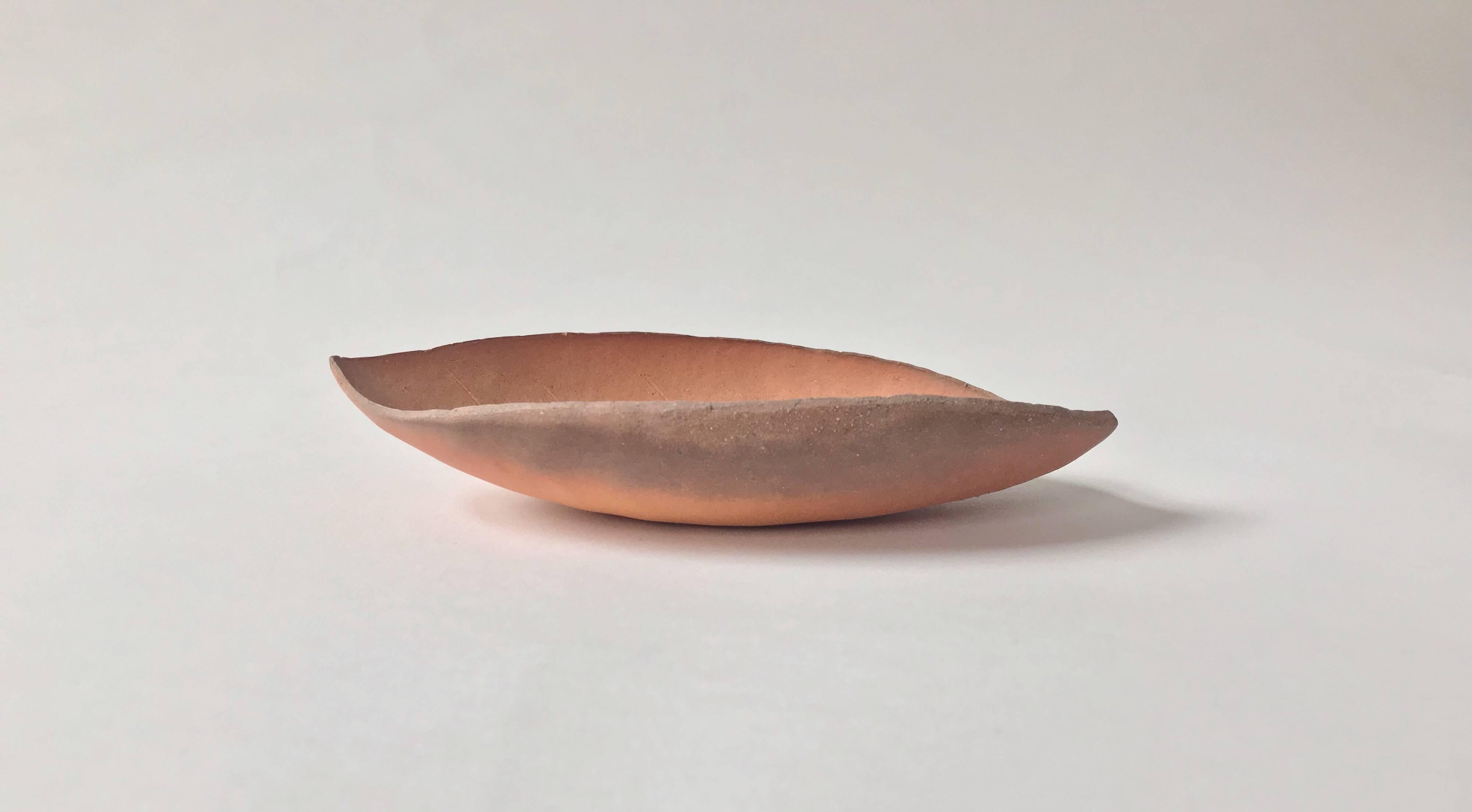 Small leaf-shaped ceramic plate by Yosuke Kojima For Sale 1