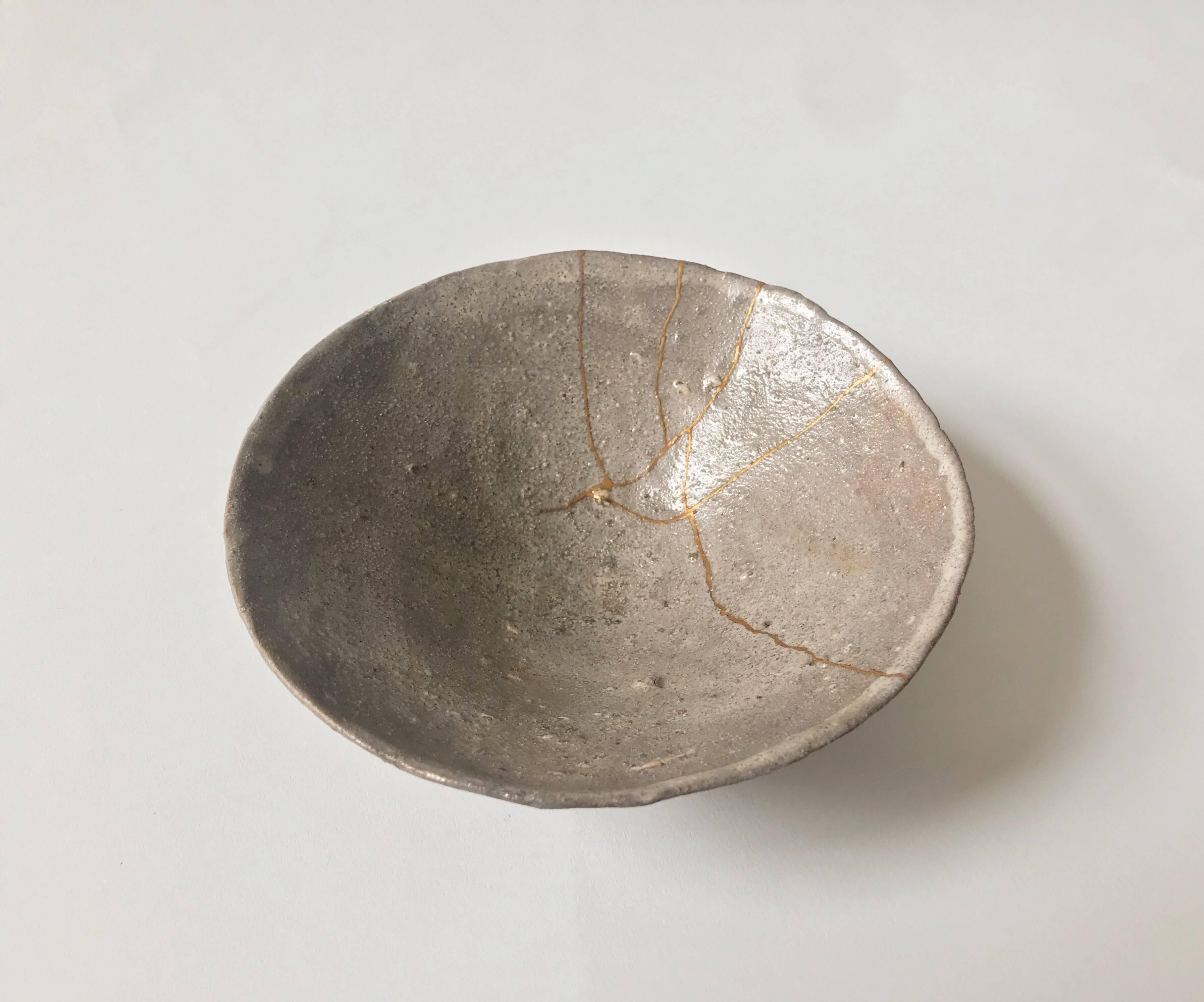 Grey ceramic bowl by Shiro Shimizu with gold kintsugi  For Sale 1