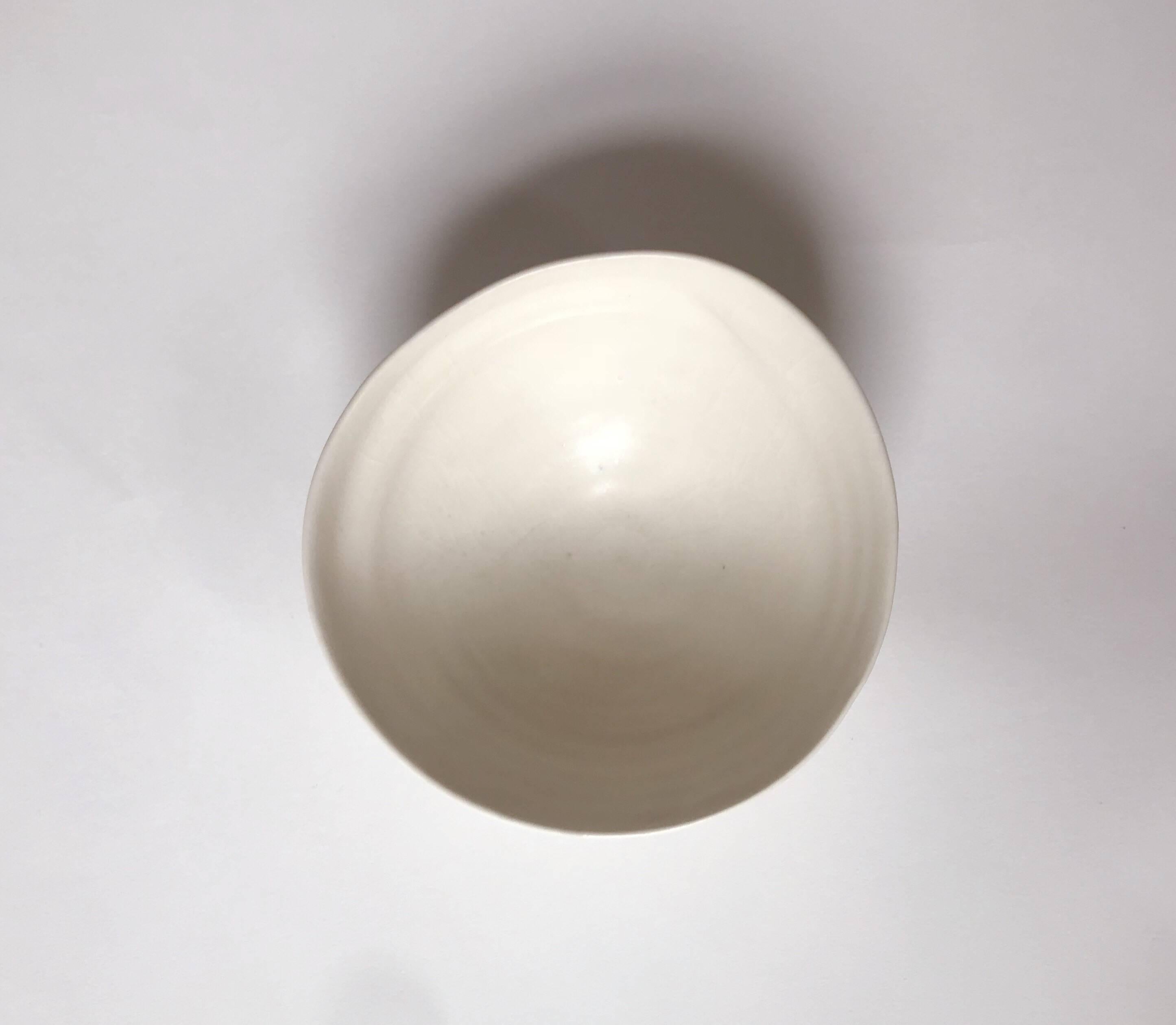 A white ceramic bowl, with a beautiful cracked glaze detail, by New York-based British artist Romy Northover in the Japanese-inspired style that has won her many admirers on both sides of the Atlantic. Shown in our Tea Ceremony exhibition which