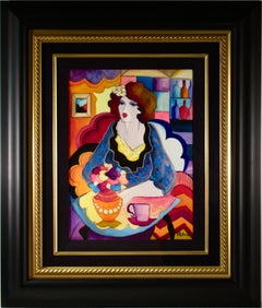 Frau sitzend mit Couchtisch und Blumen