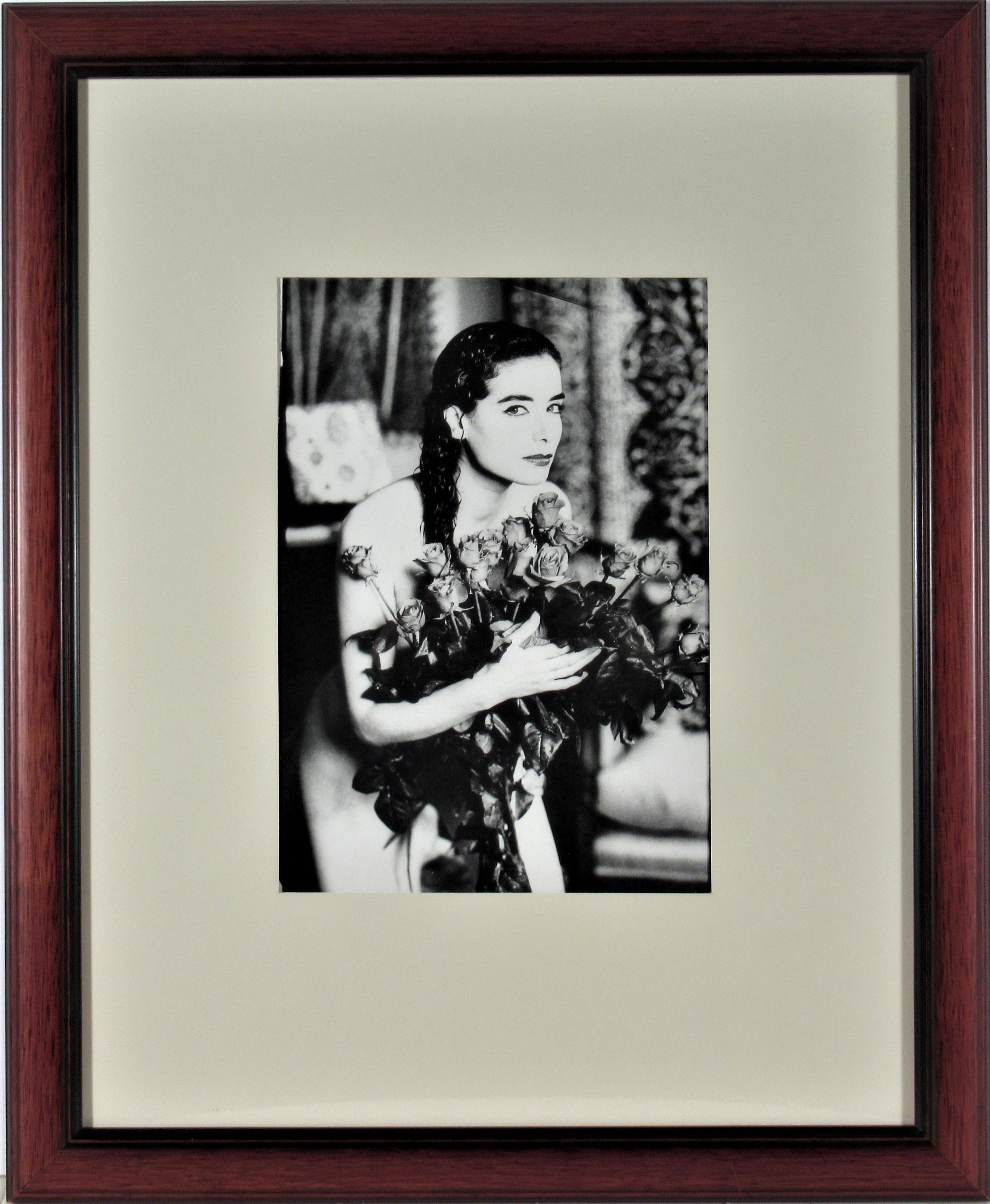 Black and White Photograph Michael Andreas Russ - Sans titre, Femme avec des fleurs