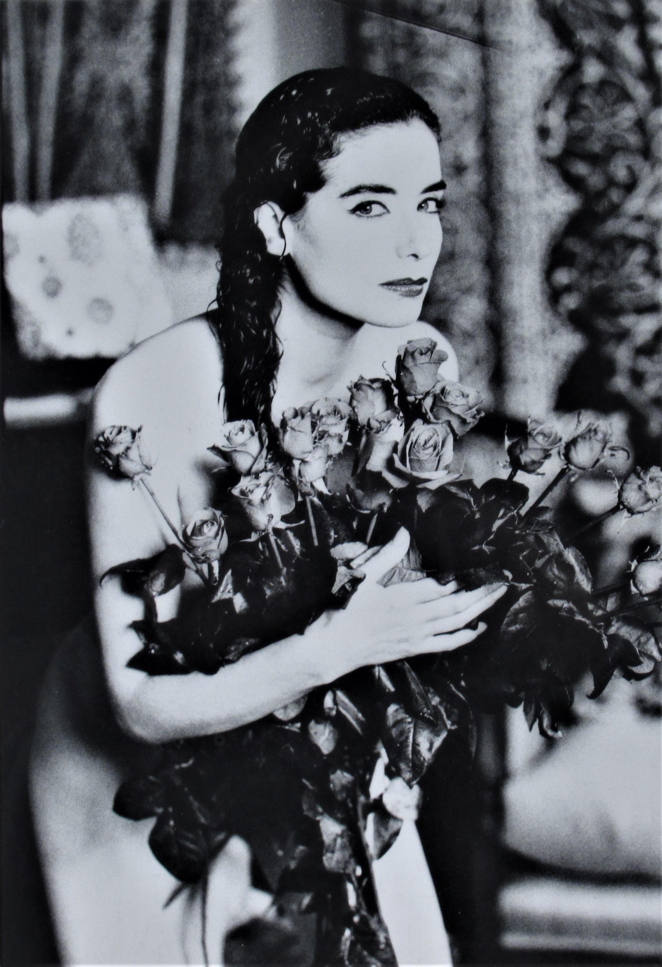Sans titre, Femme avec des fleurs - Photograph de Michael Andreas Russ