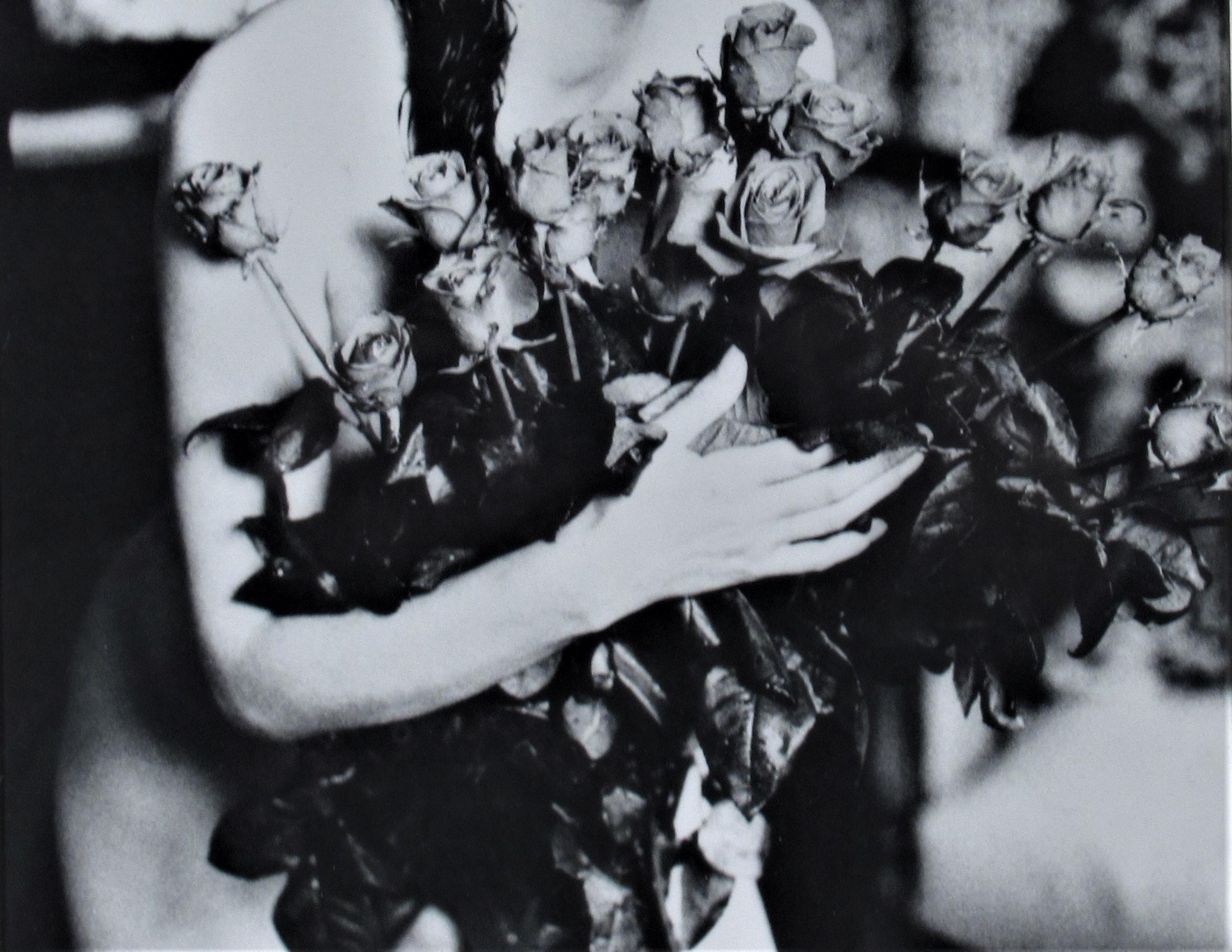 Sans titre, Femme avec des fleurs - Autres styles artistiques Photograph par Michael Andreas Russ