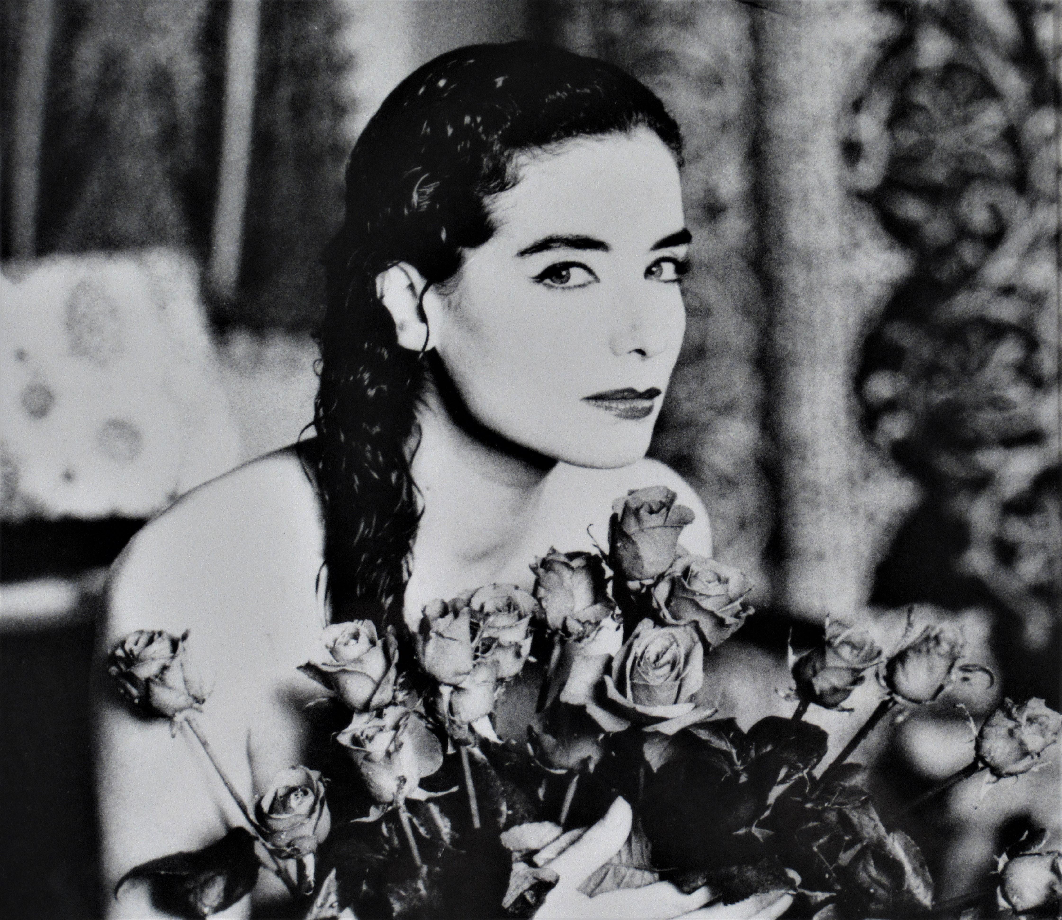 Ohne Titel, Frau mit Blumen (Grau), Black and White Photograph, von Michael Andreas Russ