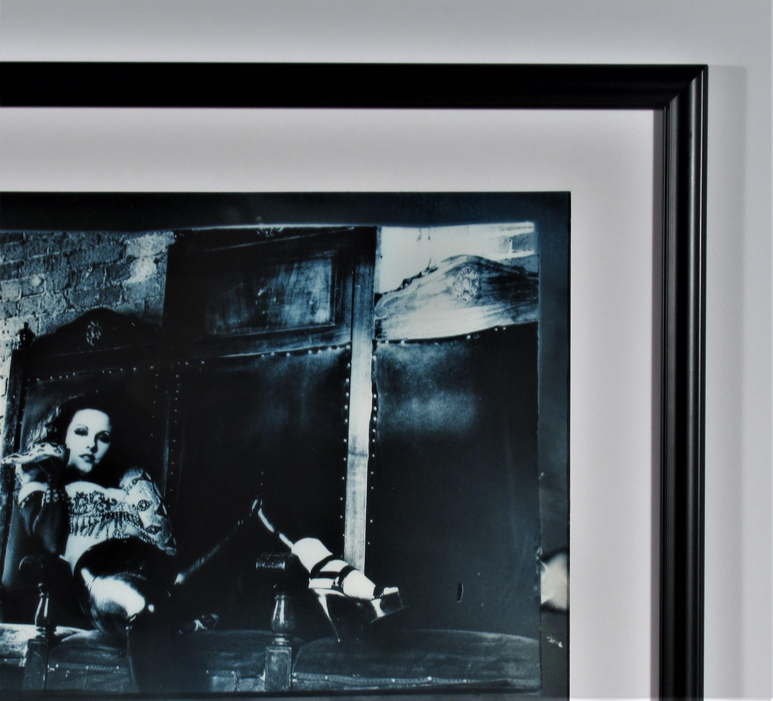 Sans titre, Femme de style gothique - Noir Black and White Photograph par Michael Andreas Russ