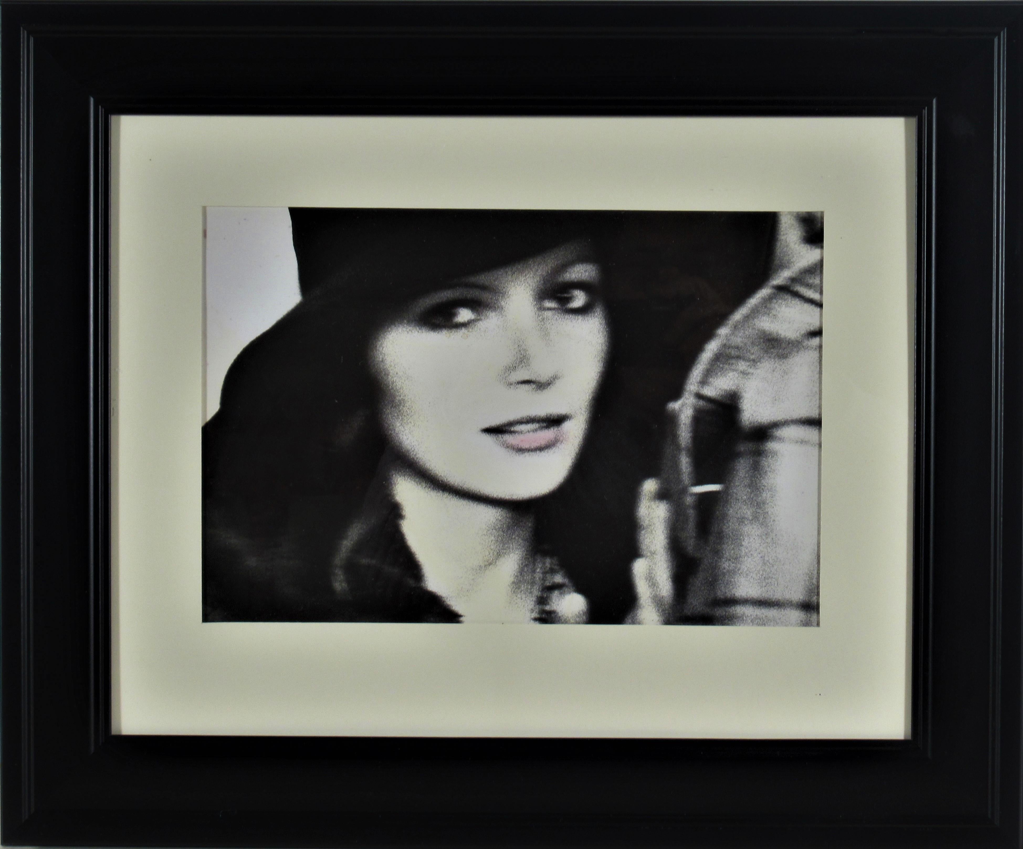 Black and White Photograph Michael Andreas Russ - Sans titre, femme avec chapeau