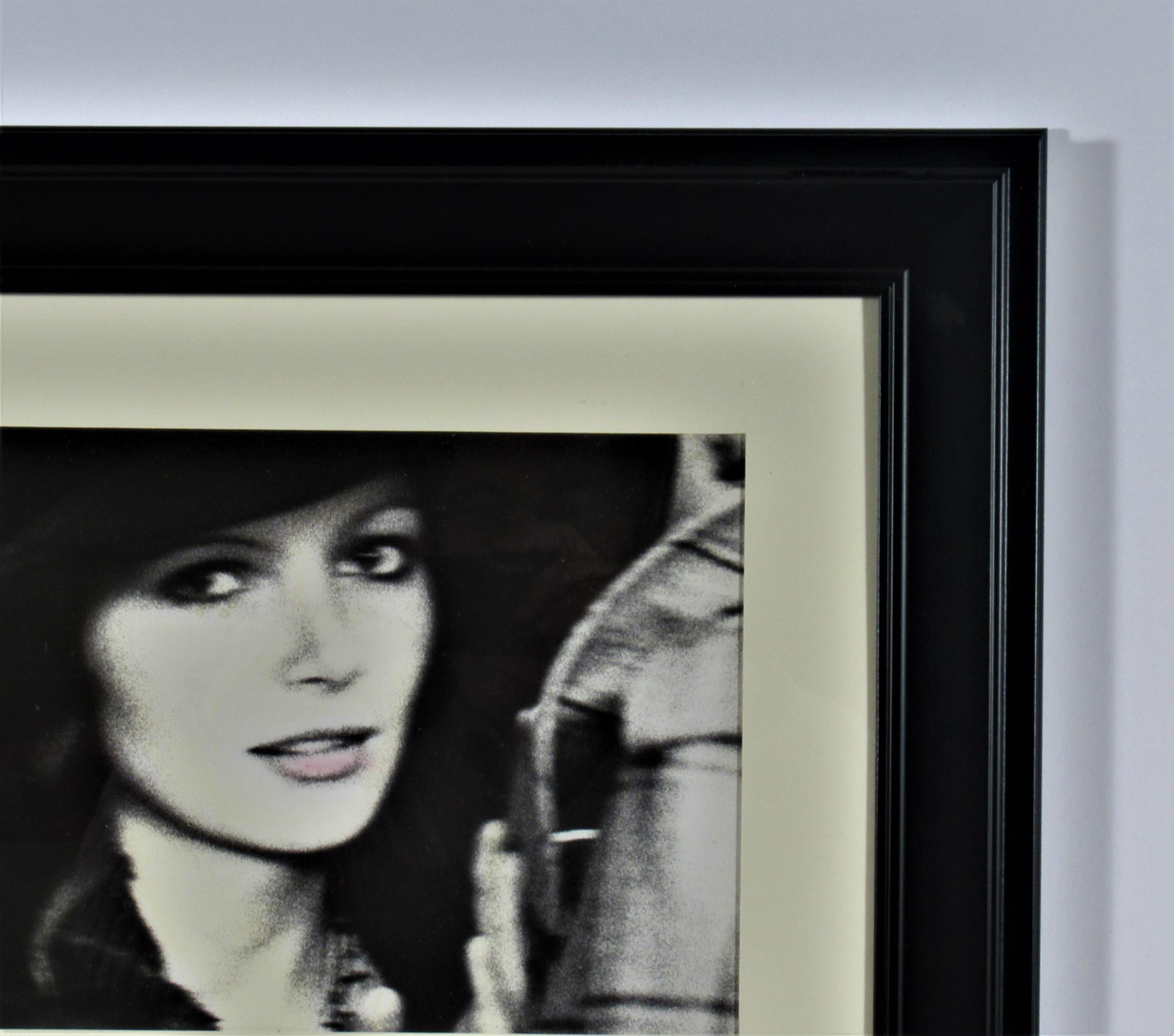 Sans titre, femme avec chapeau - Noir Black and White Photograph par Michael Andreas Russ