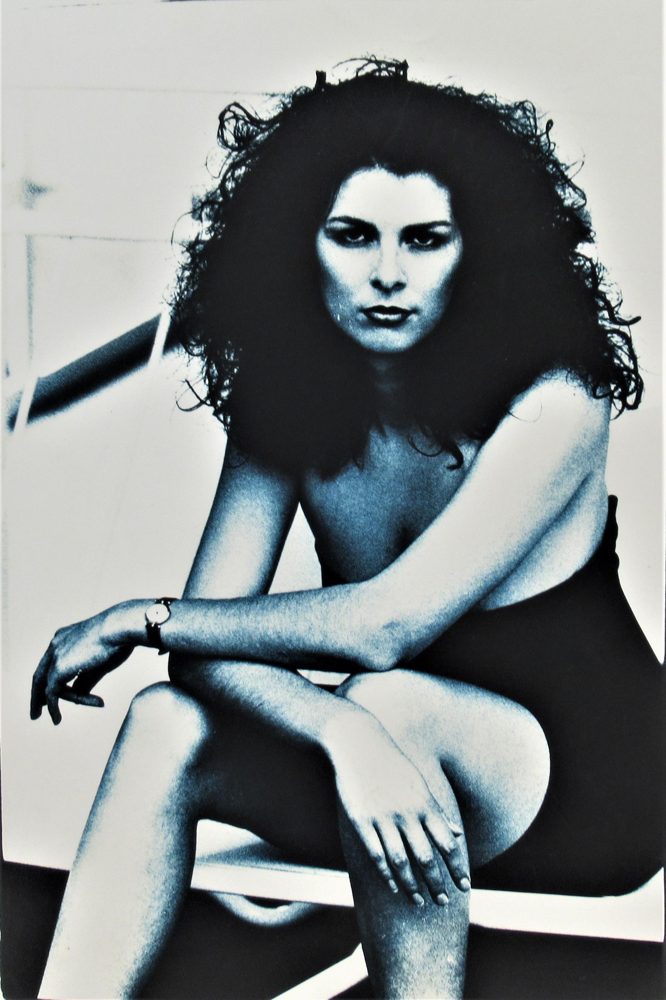 Michael Andreas Russ Black and White Photograph – Junge sitzende junge Frau