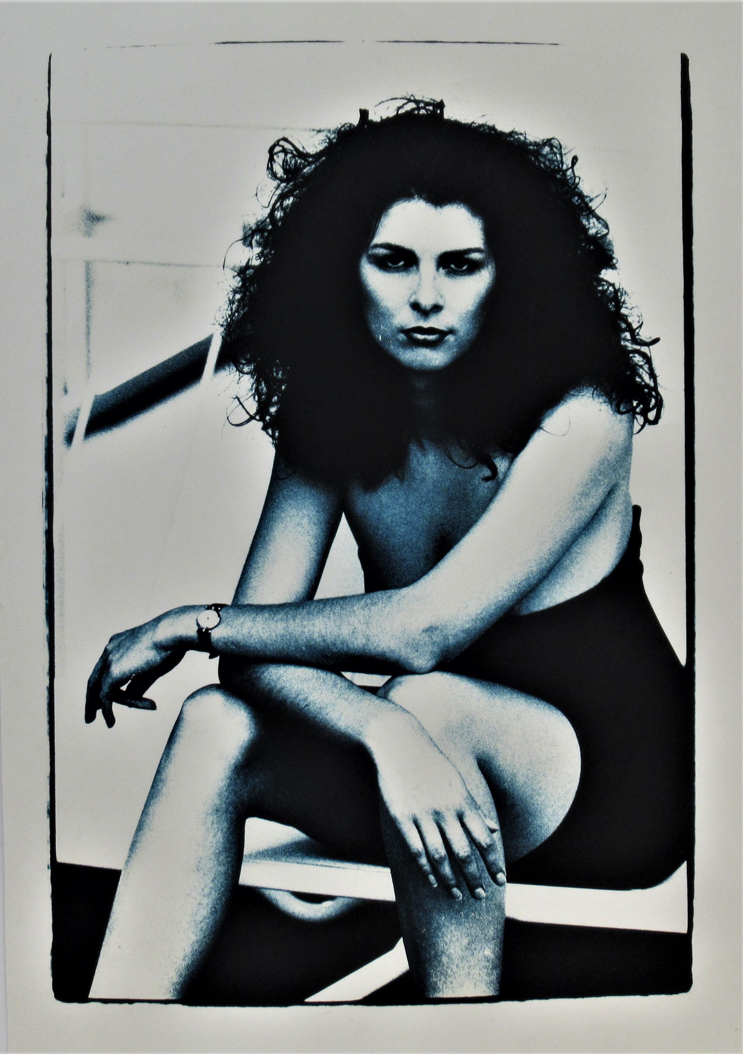 Junge sitzende junge Frau – Photograph von Michael Andreas Russ