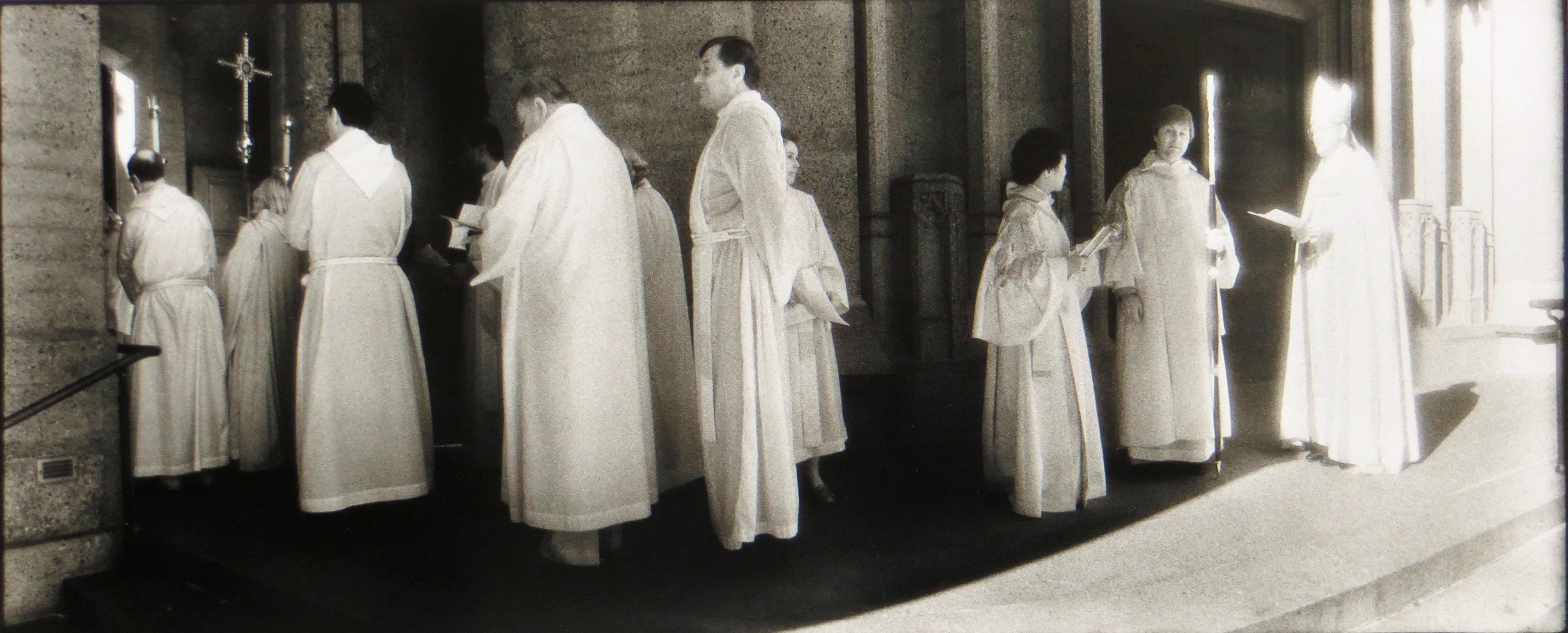 Ecumenisches Service, Grace Cathedral, San Francisco (Schwarz), Black and White Photograph, von Geir Jordahl