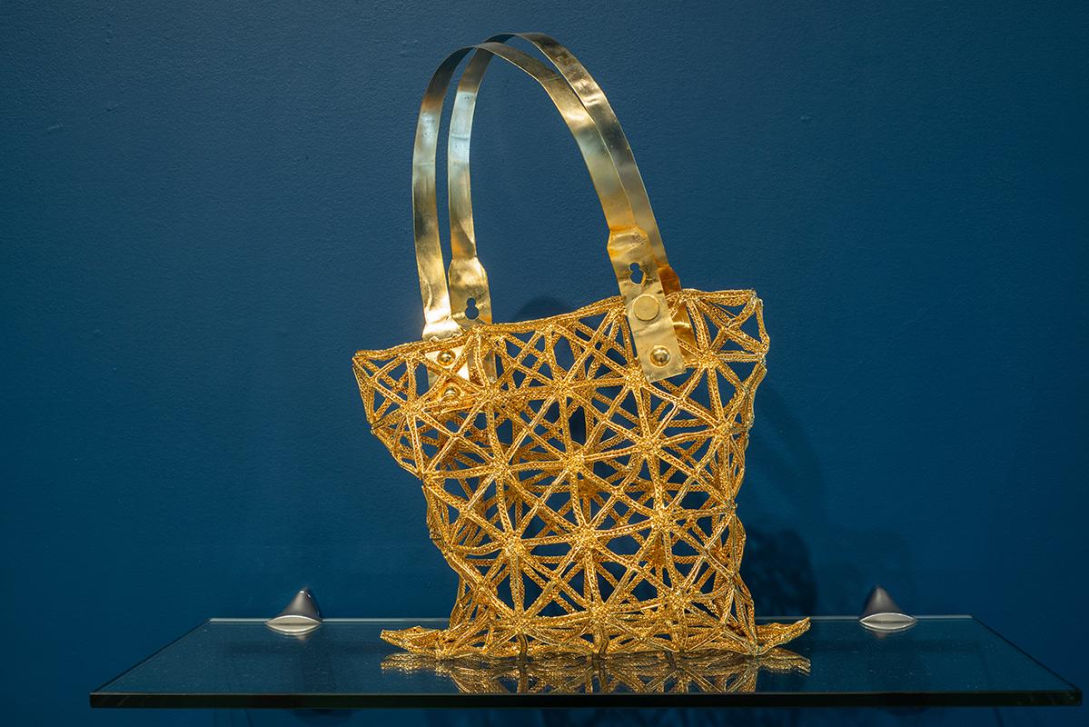 Figurative Sculpture de Tayeba Lipi - Pequeña escultura contemporánea de latón dorado de un bolso