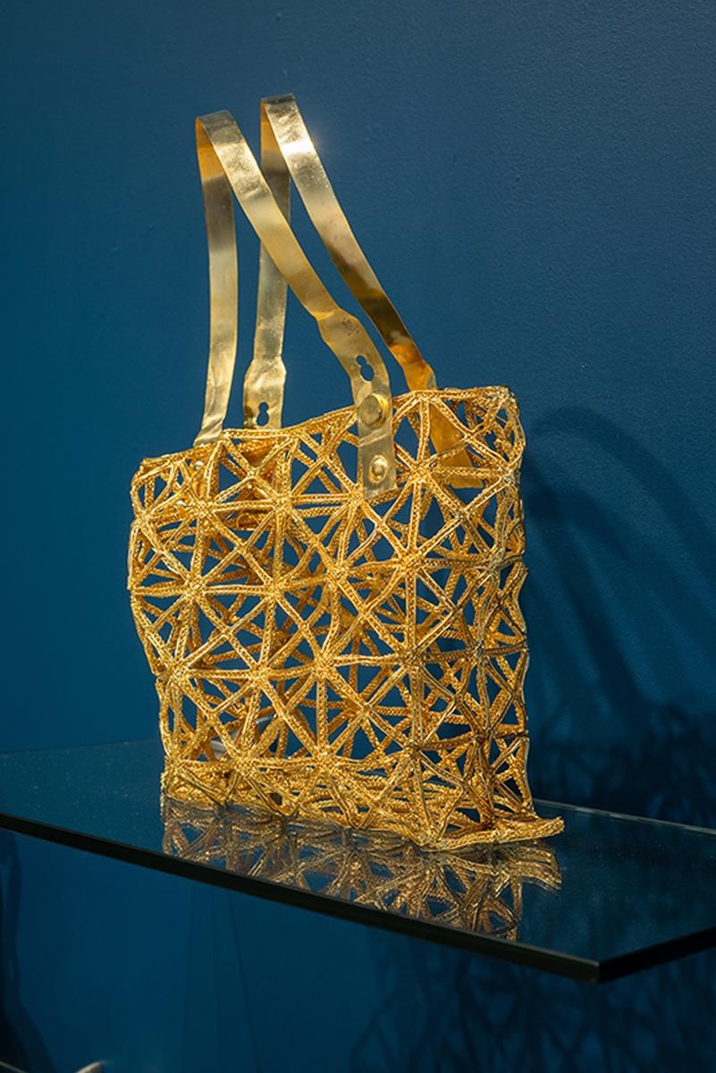 Petite sculpture contemporaine en laiton plaqué or d'un sac à main - Sculpture de Tayeba Lipi