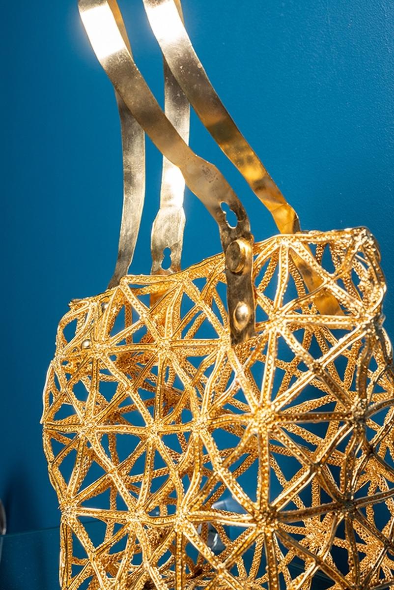 Petite sculpture contemporaine en laiton plaqué or d'un sac à main - Bleu Figurative Sculpture par Tayeba Lipi