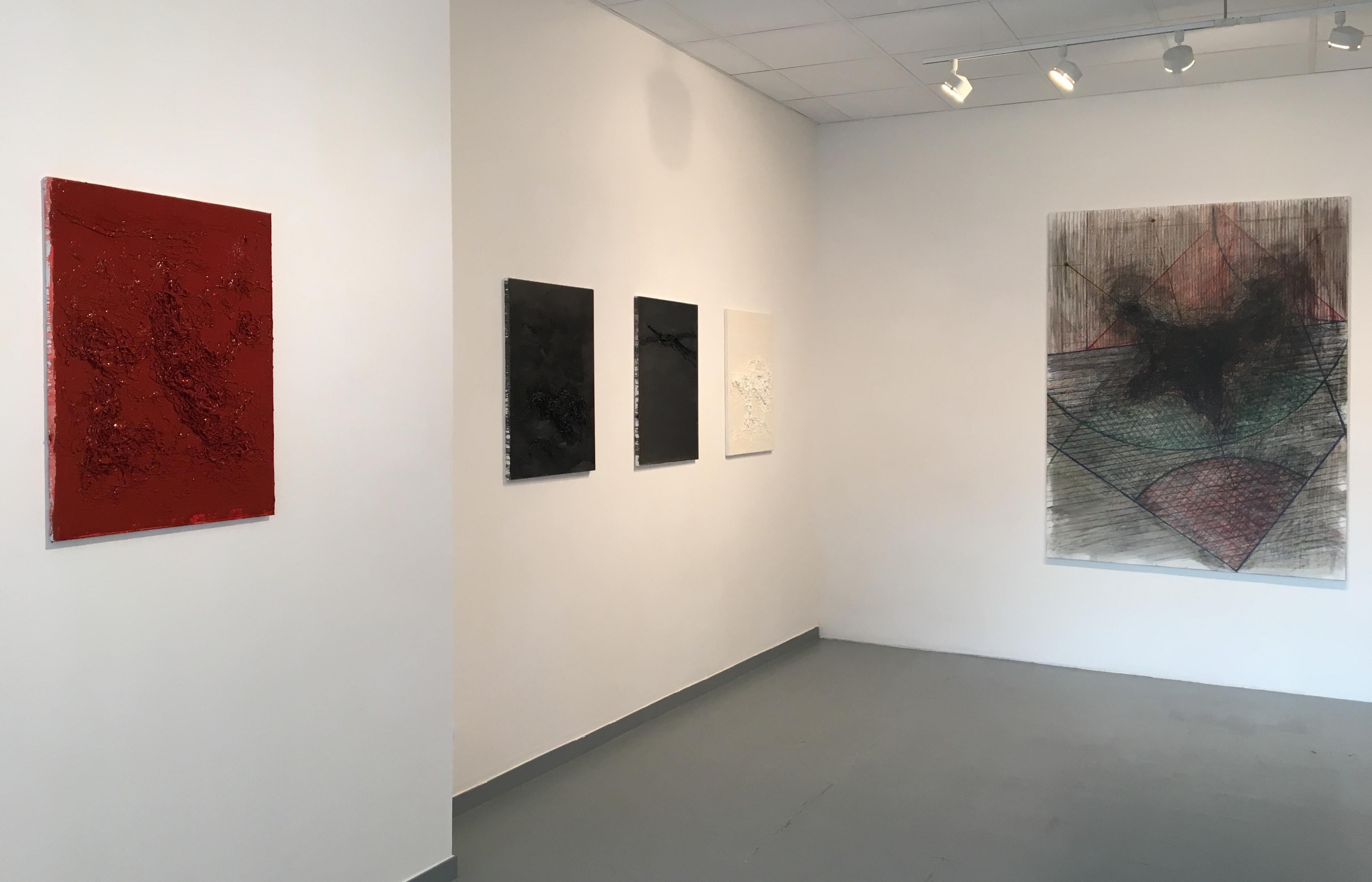 Senza titolo 05, 2017
Pastello a cera su tela
(Firmato sul retro)
78,74 H. x 59,05 W. in
200 H. x 150 W. cm

Zsolt Berszán tratta il primo strato del disegno come un substrato, come una superficie su cui viene depositato o inscritto qualcosa. In