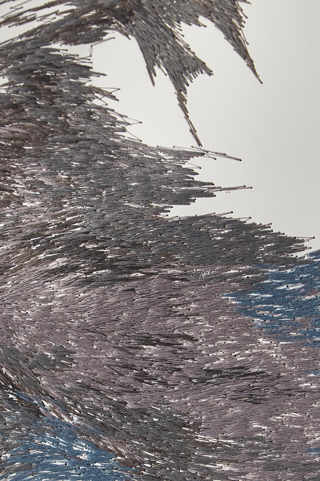 Esta pintura abstracta de fibra se crea mediante un proceso de cosido de hilo a través de un papel de gran gramaje. Los dibujos bordados de Henson emplean los hilos del 