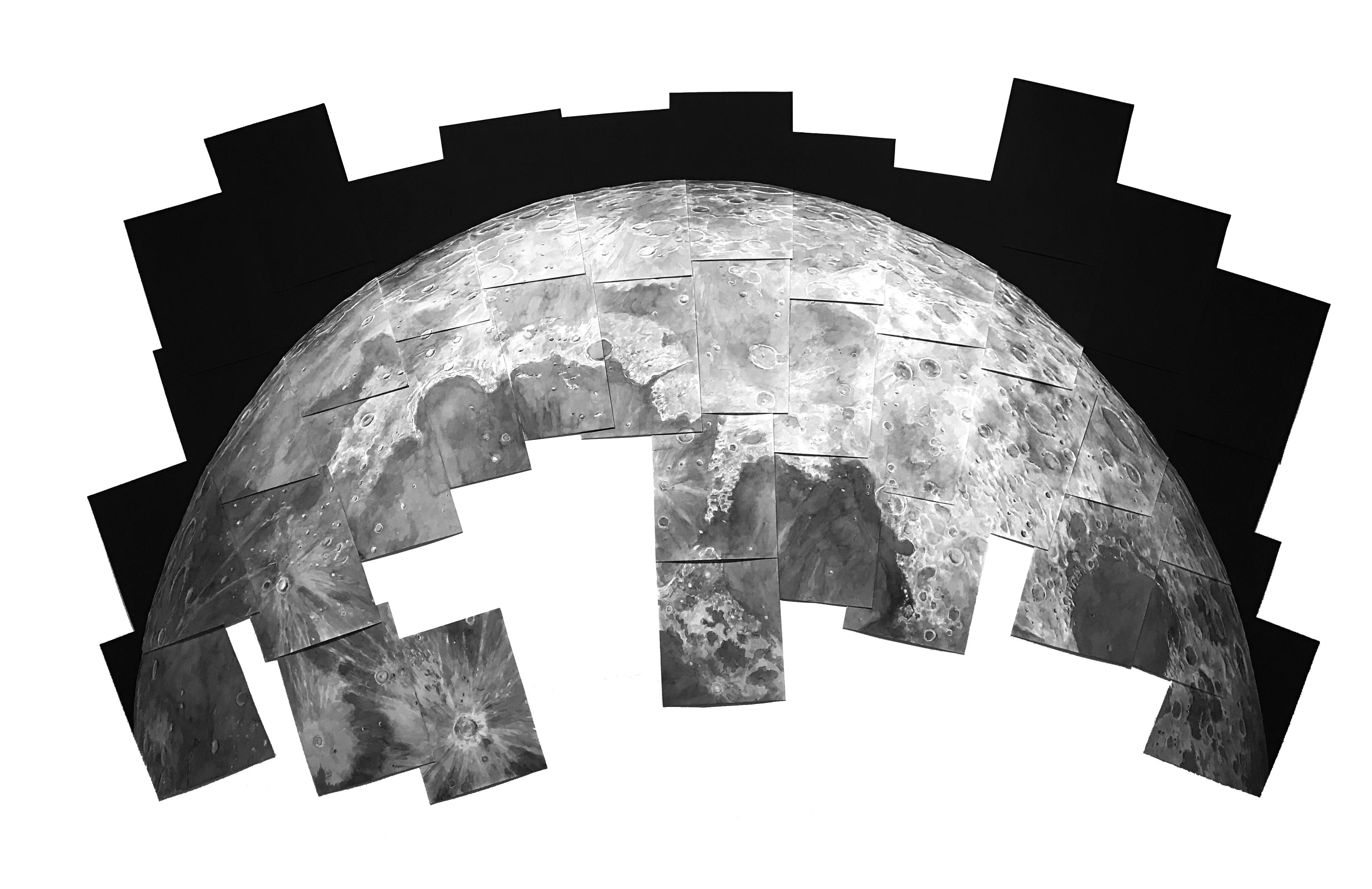 « Moon Arc », installation à plusieurs panneaux d'aquarelle en noir et blanc