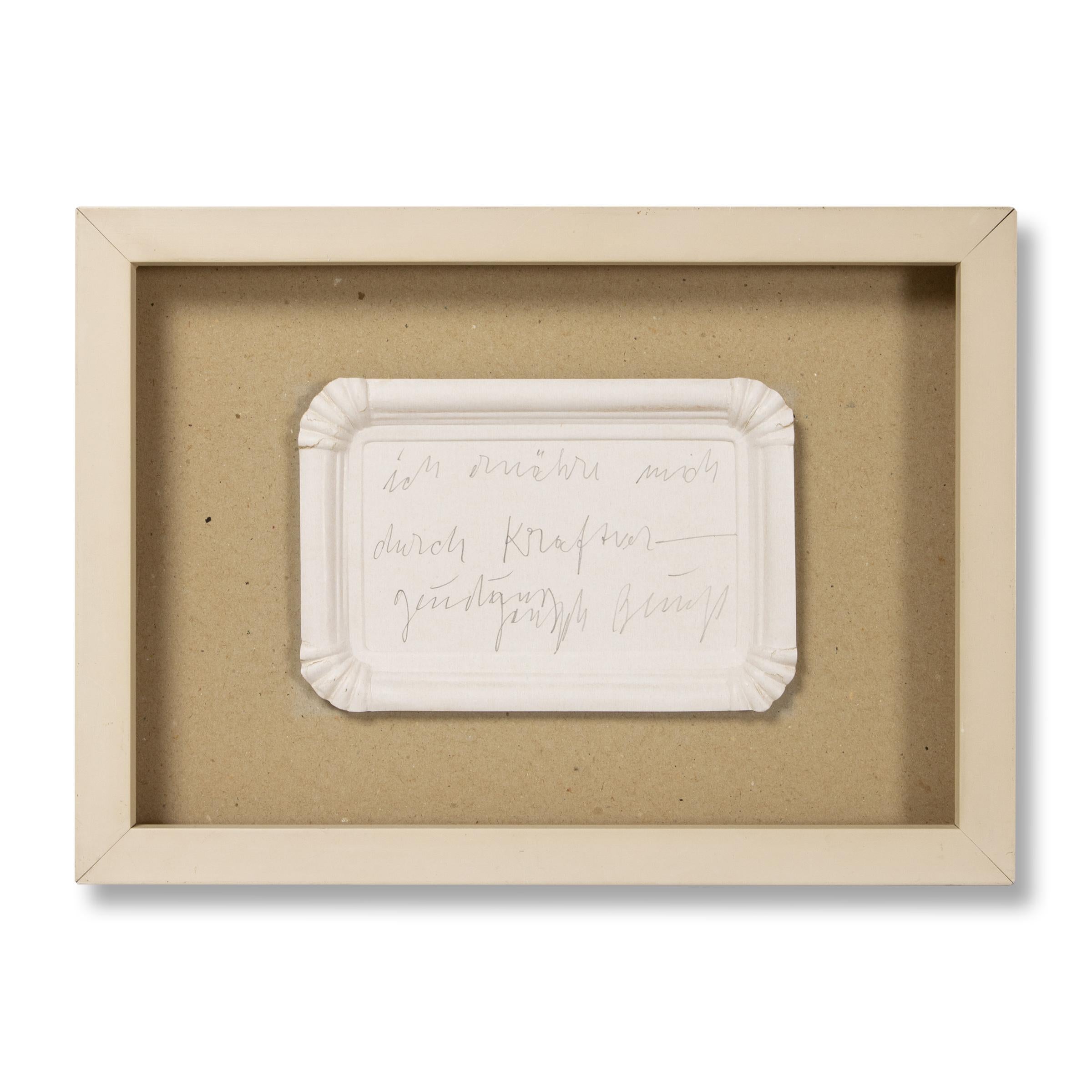 Joseph Beuys (Deutscher, 1921-1986)
Ich ernähre mich durch Kraftvergeudung, 1978
Medium: Bleistift auf Pappteller (Fundstück)
Abmessungen: 11,5 x 17 cm
Auflage von 120 + 10 AP: Handsigniert und nummeriert
Gesamtkatalog: Schellmann 284
Zustand: Sehr